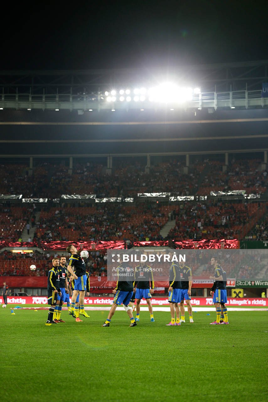 Svenska spelarna utanför startelvan värmer upp