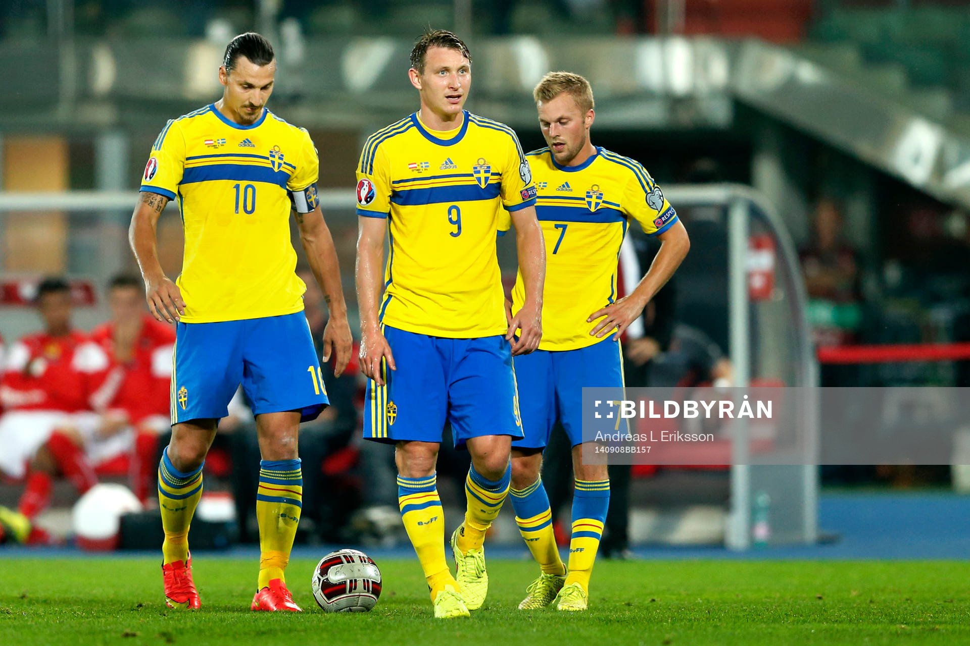 Sveriges Zlatan Ibrahimovic, Kim Källströmoch Sebastian Larsson under fotbollsmatchen i EM-kvalet mellan Österrike och Sverige den 9 september 2014 i Wien.