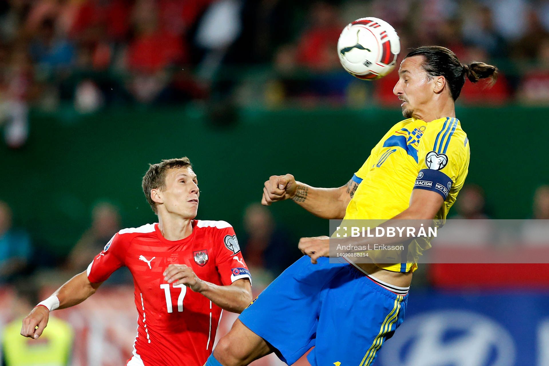 Sveriges Zlatan Ibrahimovic nickar framför Österrikes