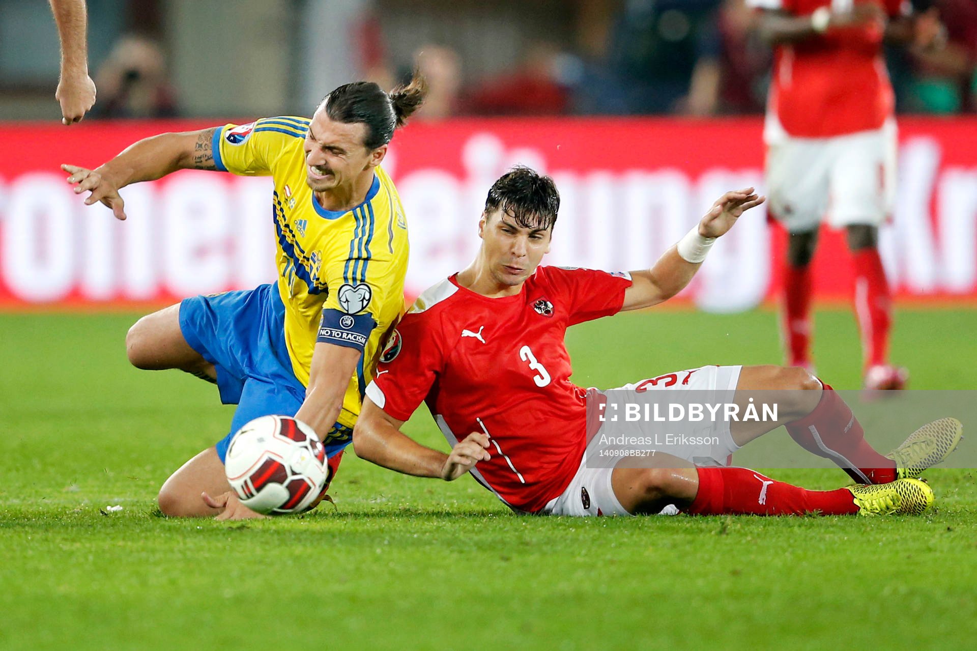Sveriges Zlatan Ibrahimovic faller i duell med Österrikes Aleksandar Dragovic under fotbollsmatchen i EM-kvalet mellan Österrike och Sverige den 9 september 2014 i Wien.