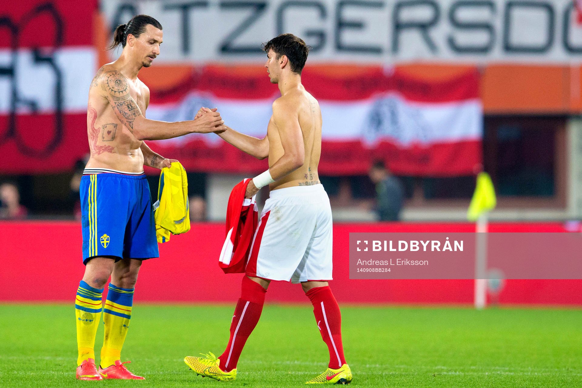 Sveriges Zlatan Ibrahimovic byter tröja med Österrikes
