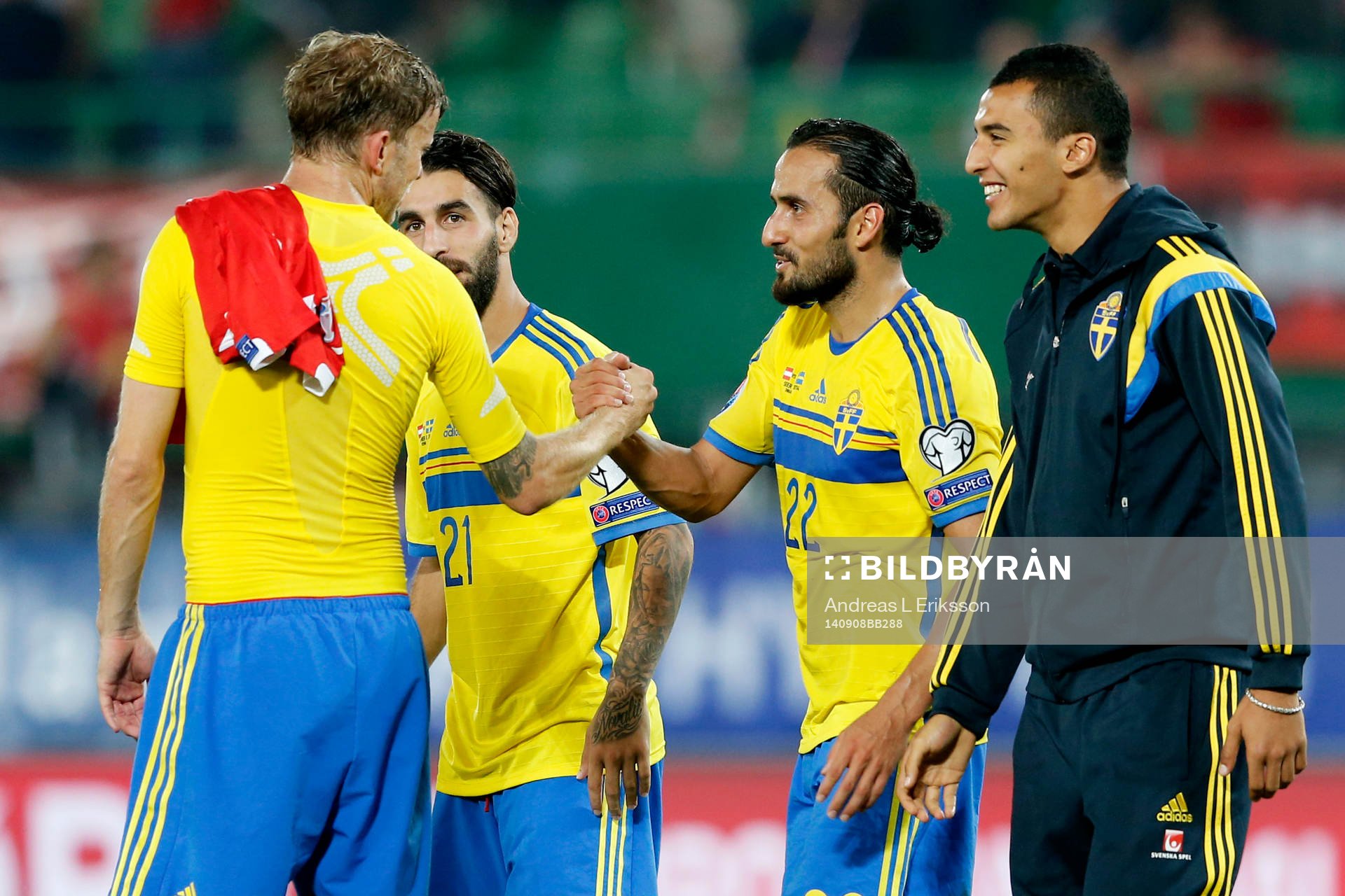 Sveriges Erkan Zengin (mitten) gratuleras av Mikael Antonsson (tv) efter fotbollsmatchen i EM-kvalet mellan Österrike och Sverige den 9 september 2014 i Wien.
