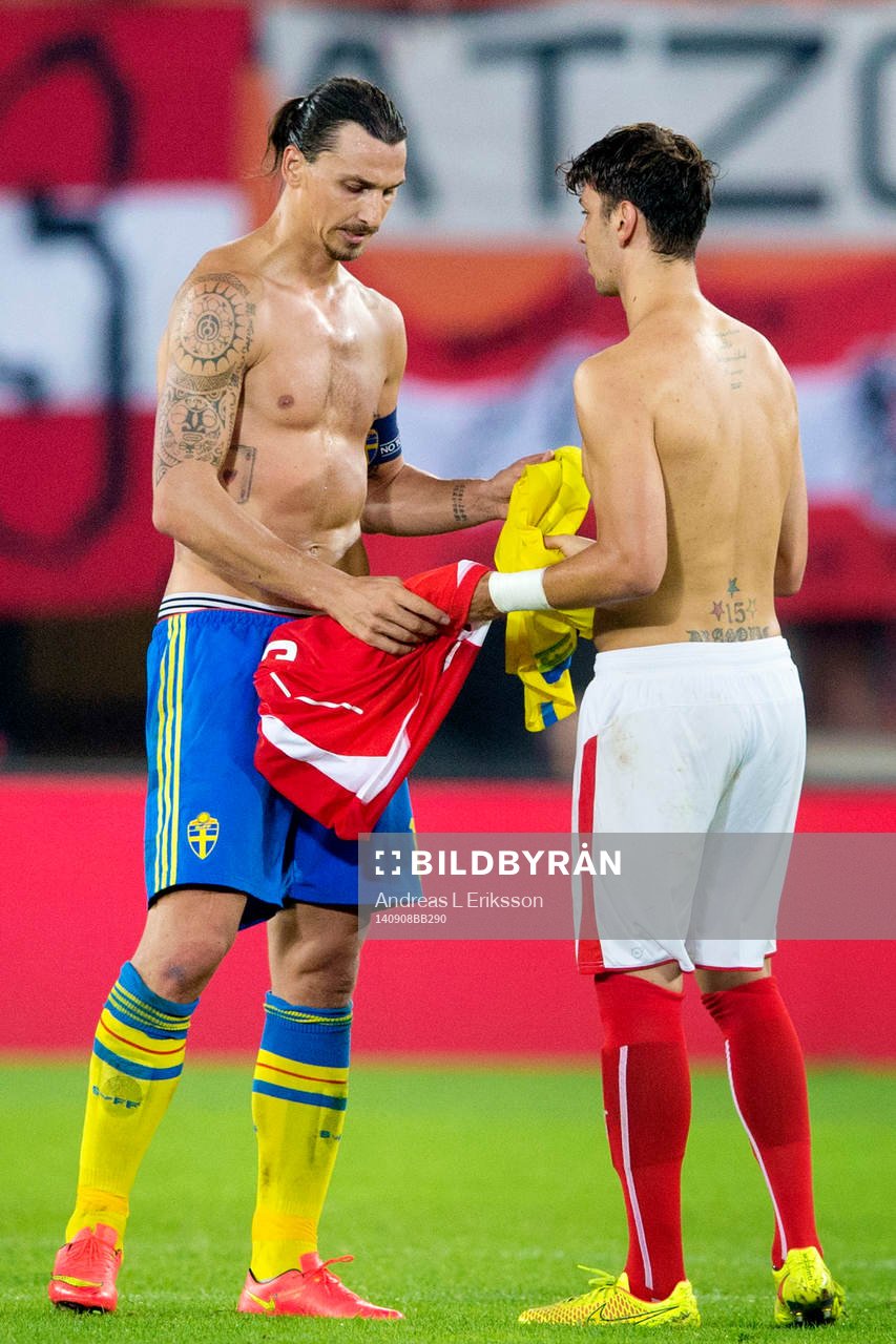 Sveriges Zlatan Ibrahimovic byter tröja med Österrikes