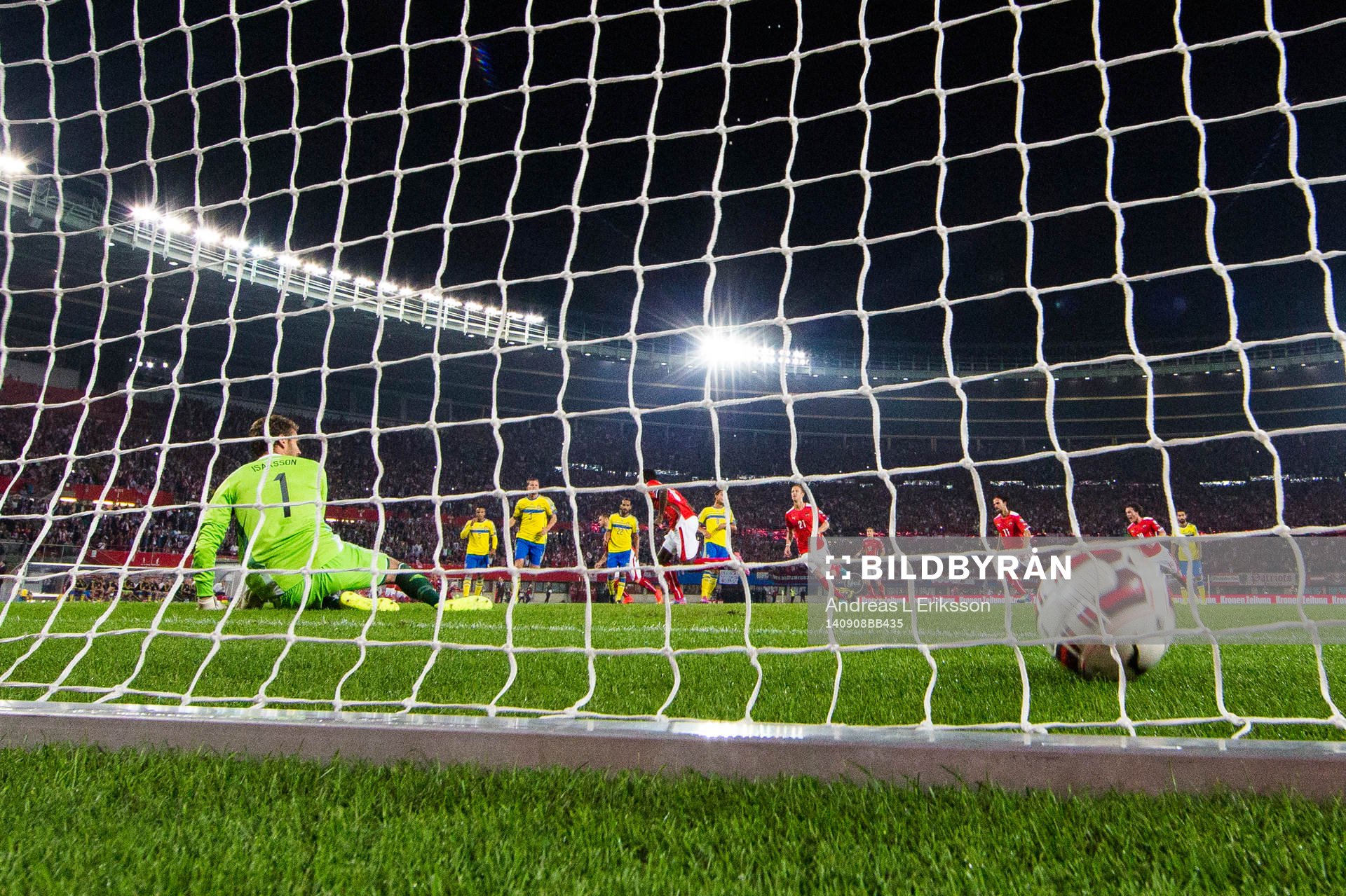 Österrikes David Alaba gör 1-0 på straff bakom Sveriges målvakt Andreas Isaksson under fotbollsmatchen i EM-kvalet mellan Österrike och Sverige den 9 september 2014 i Wien.