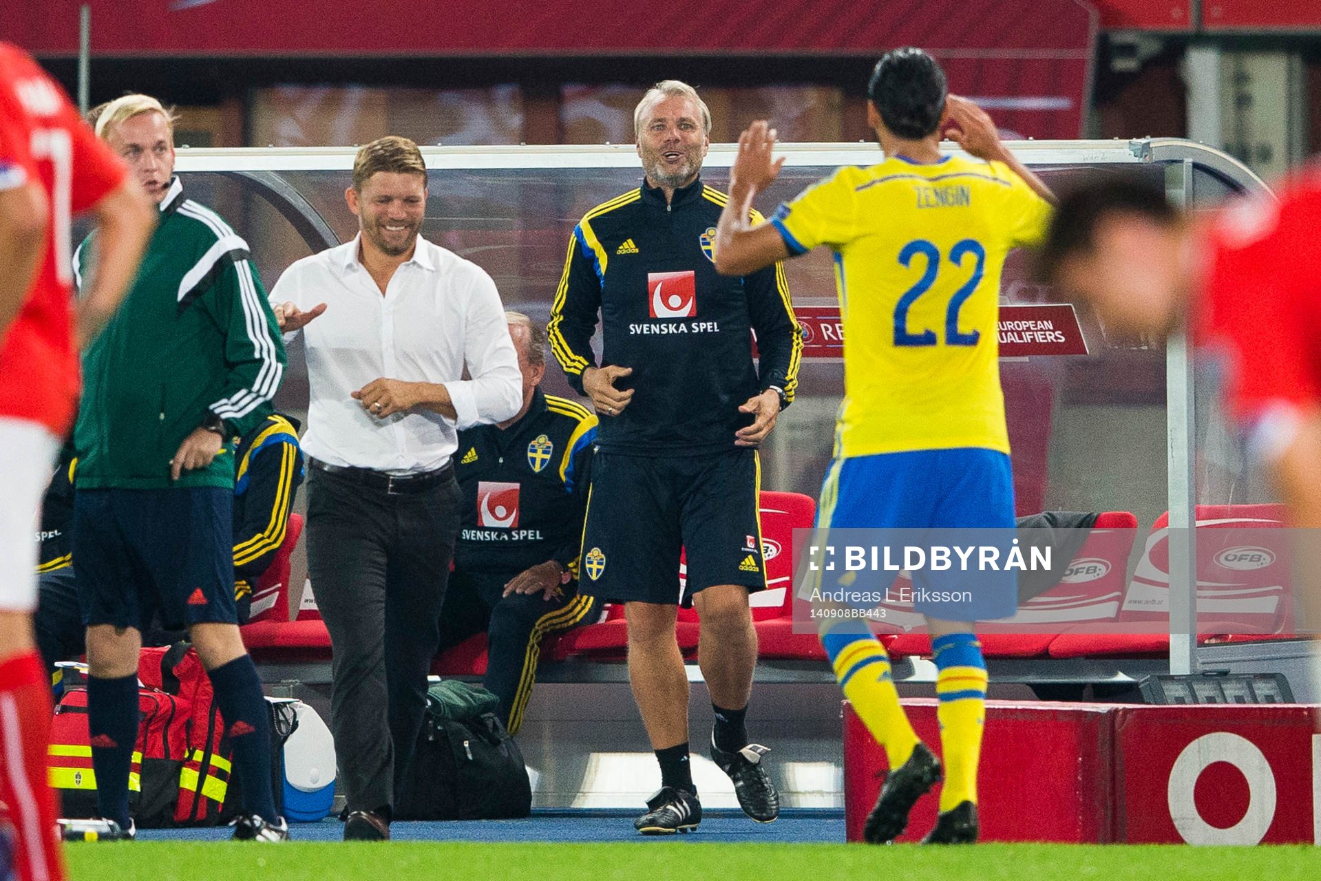 Sveriges Erkan Zengin gratuleras av players manager Marcus