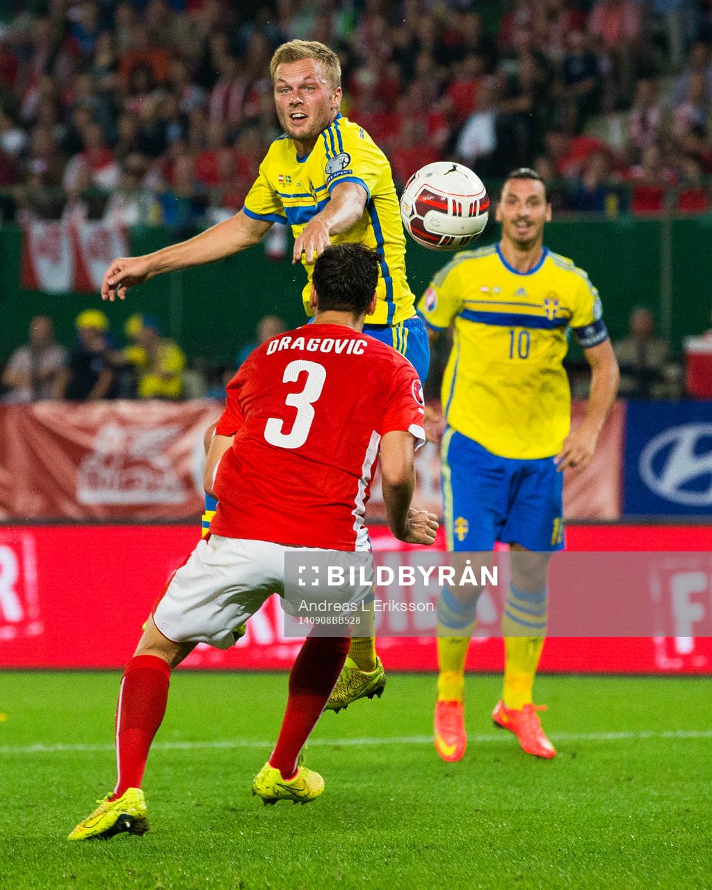 Sveriges Sebastian Larsson med en nick förbi Österrikes