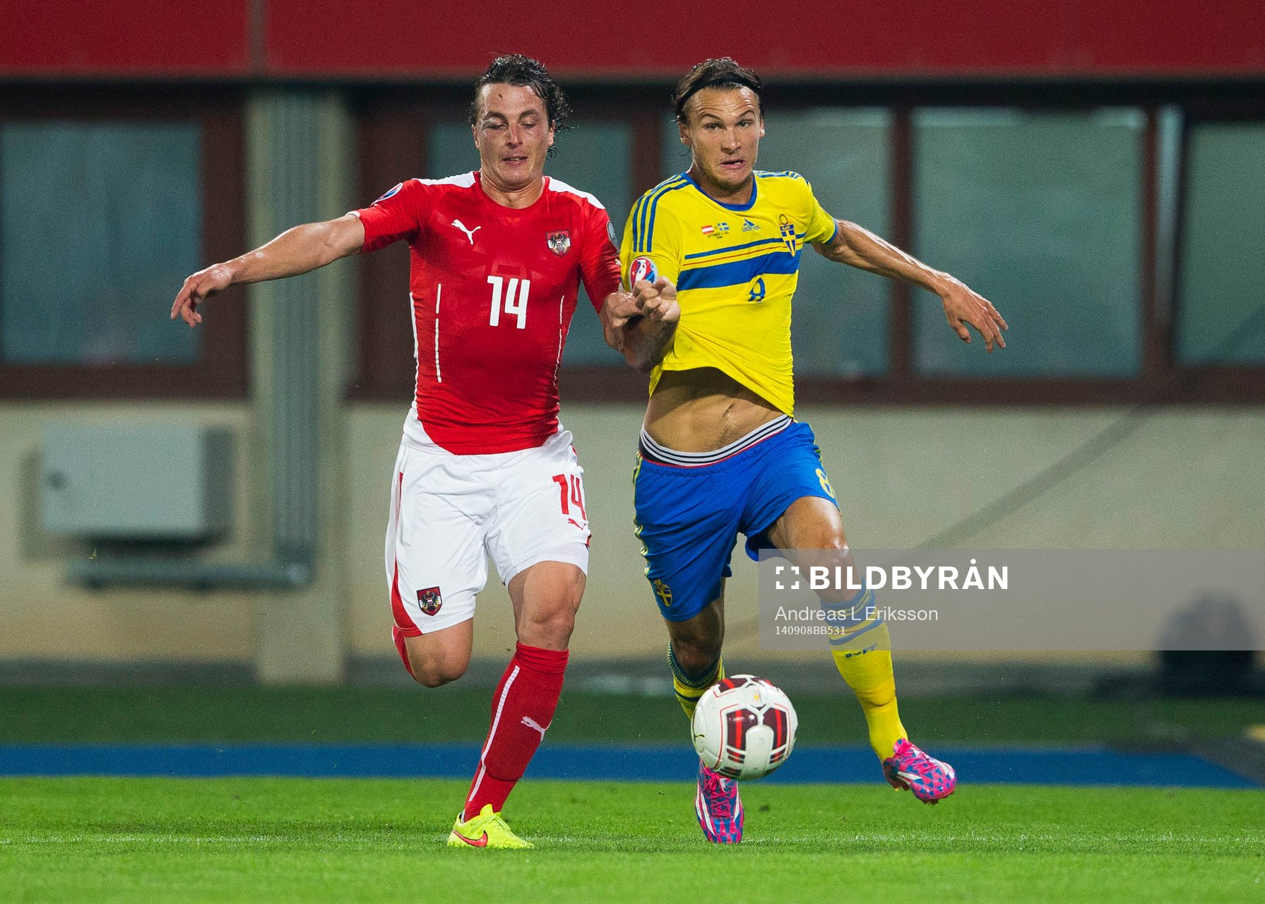 Österrikes Julian Baumgartlinger i kamp om bollen med Sveriges Albin Ekdal under fotbollsmatchen i EM-kvalet mellan Österrike och Sverige den 9 september 2014 i Wien.