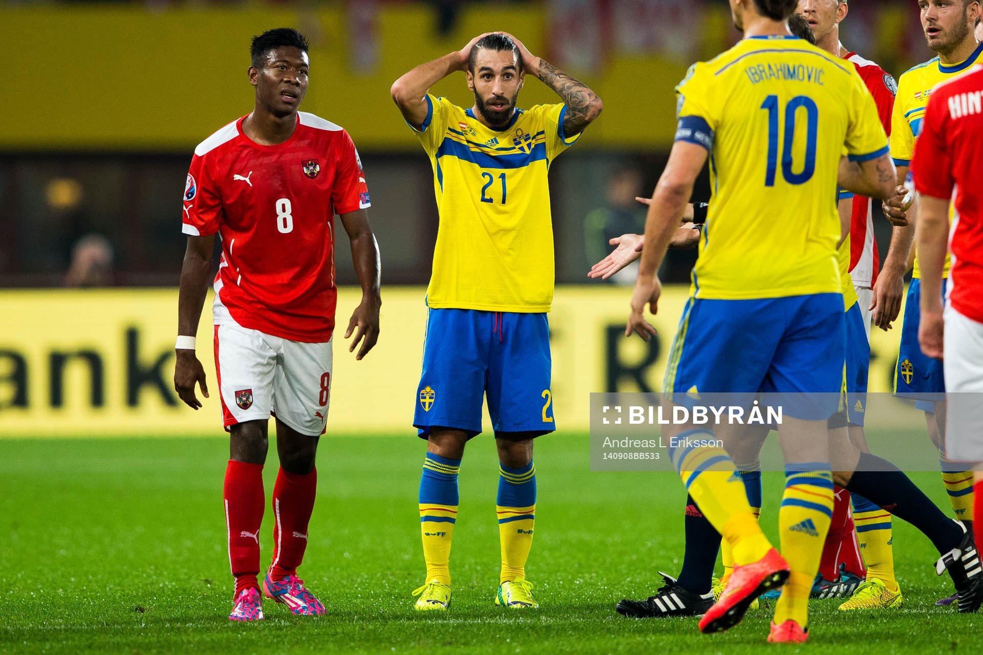 Österrikes David Alaba och Sveriges Jimmy Durmaz