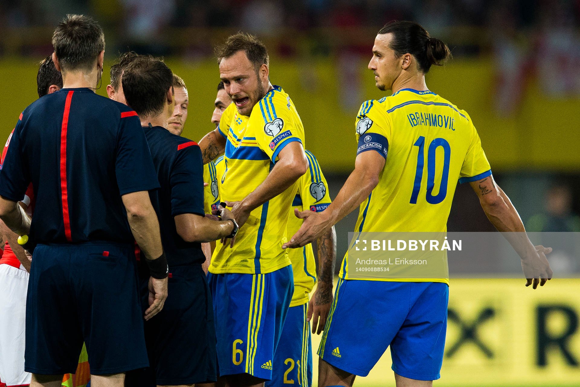 Sveriges Andreas Granqvist och Zlatan Ibrahimovic reagerar