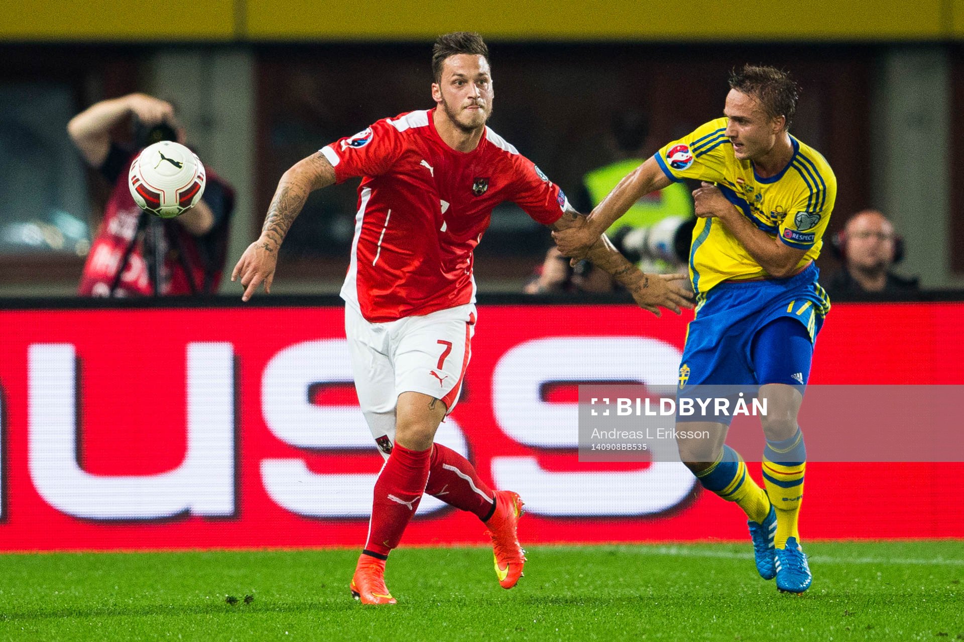 Österrikes Marko Arnautovic och Sveriges Pierre Bengtsson