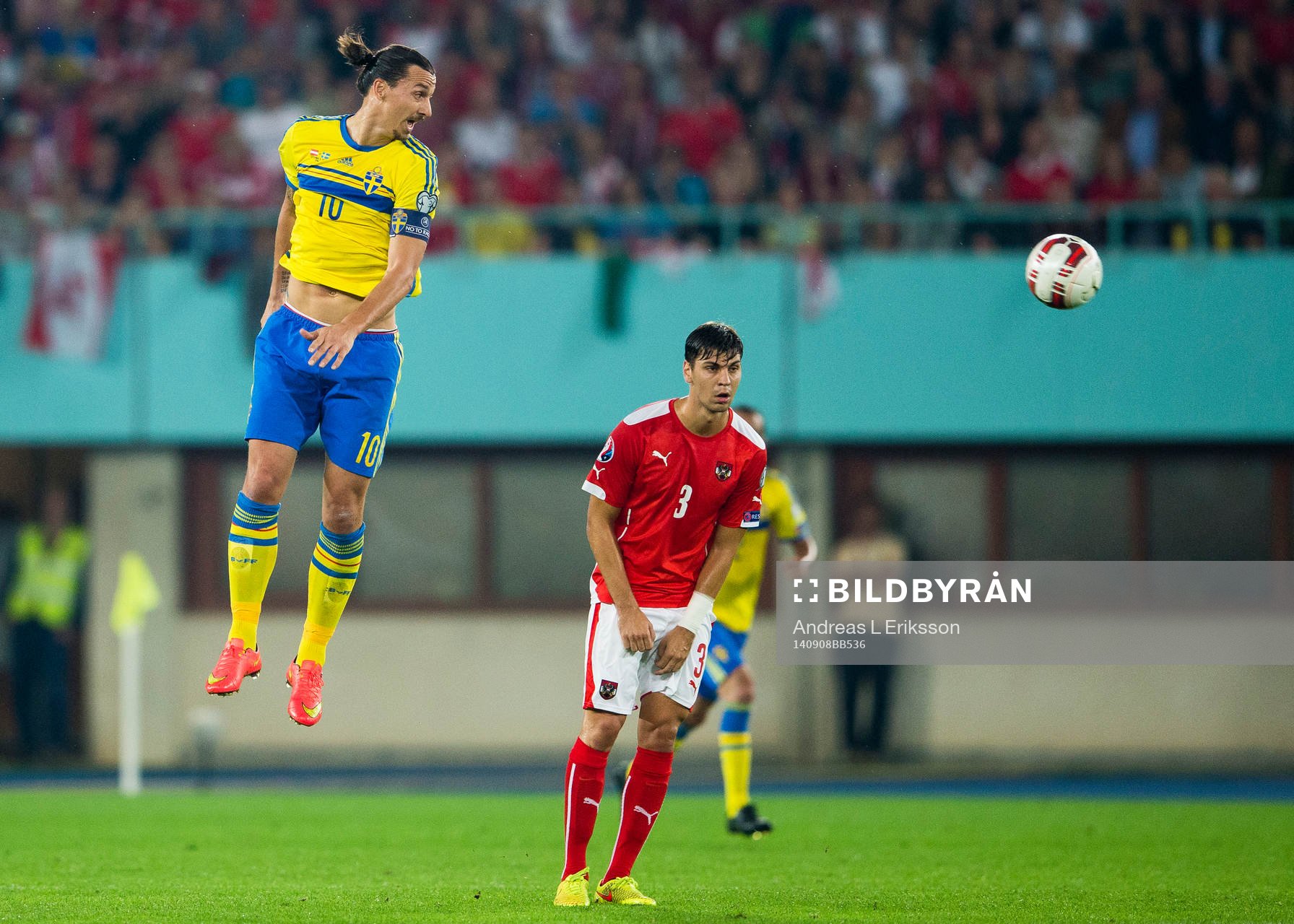 Sveriges Zlatan Ibrahimovic med en nick förbi Österrikes