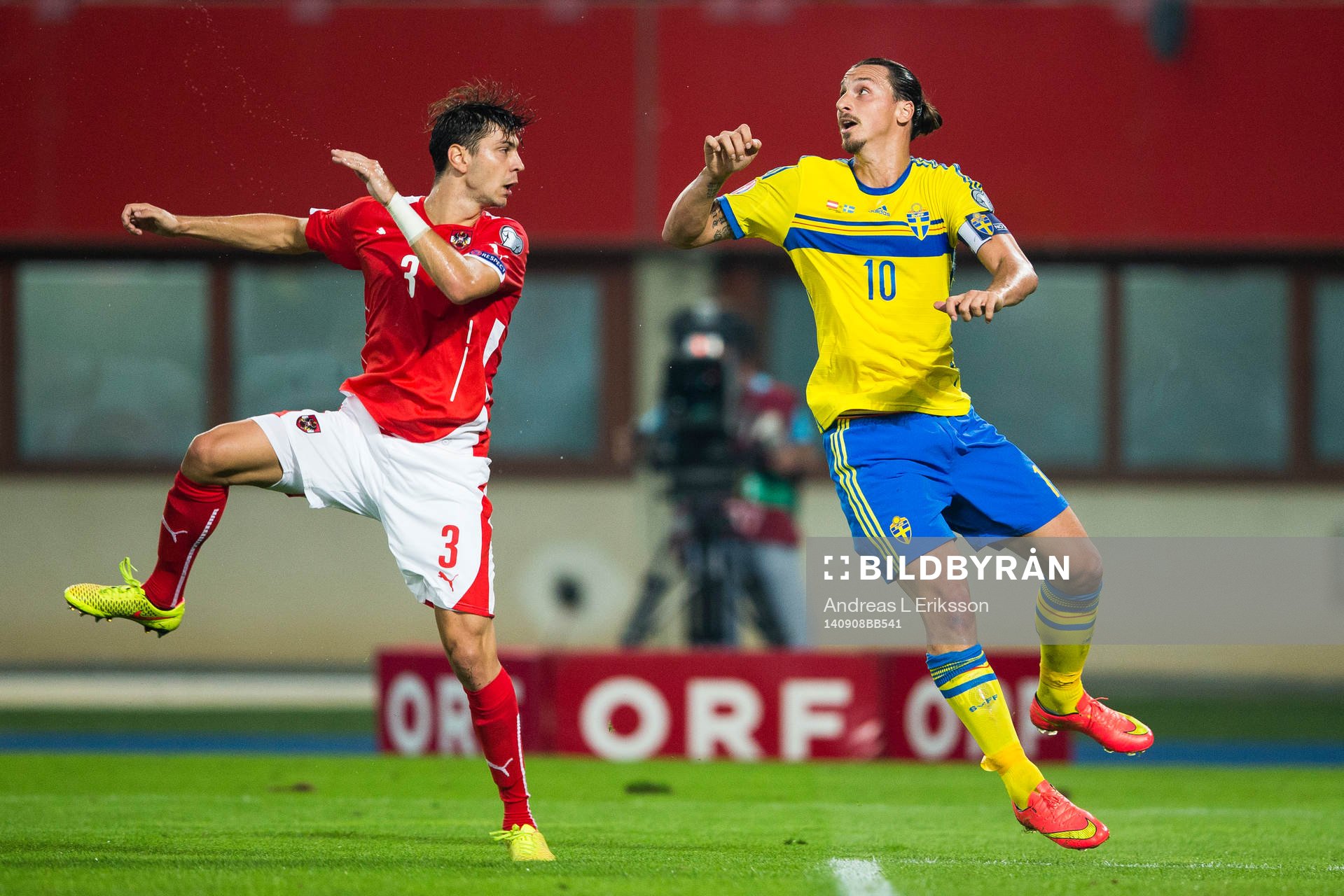 Österrikes Aleksandar Dragovic och Sveriges Zlatan