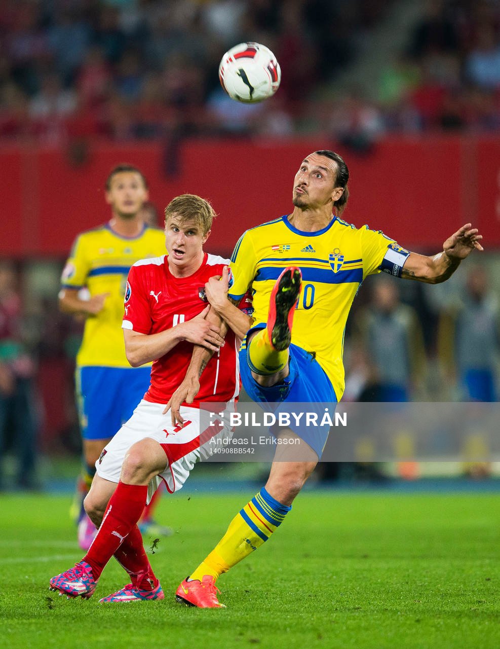 Österrikes Martin Hinteregger i kamp om bollen med Sveriges Zlatan Ibrahimovic under fotbollsmatchen i EM-kvalet mellan Österrike och Sverige den 9 september 2014 i Wien.
