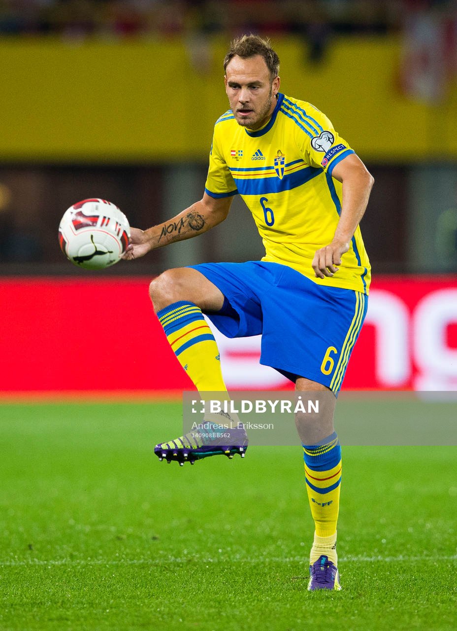 Sveriges Andreas Granqvist med bollen