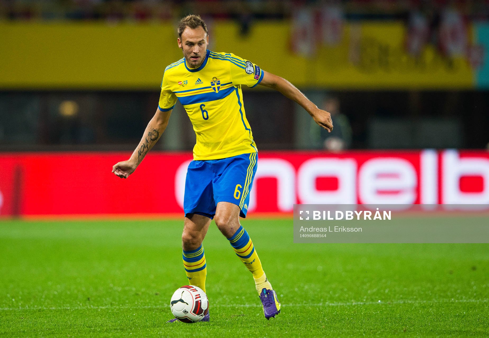 Sveriges Andreas Granqvist med bollen