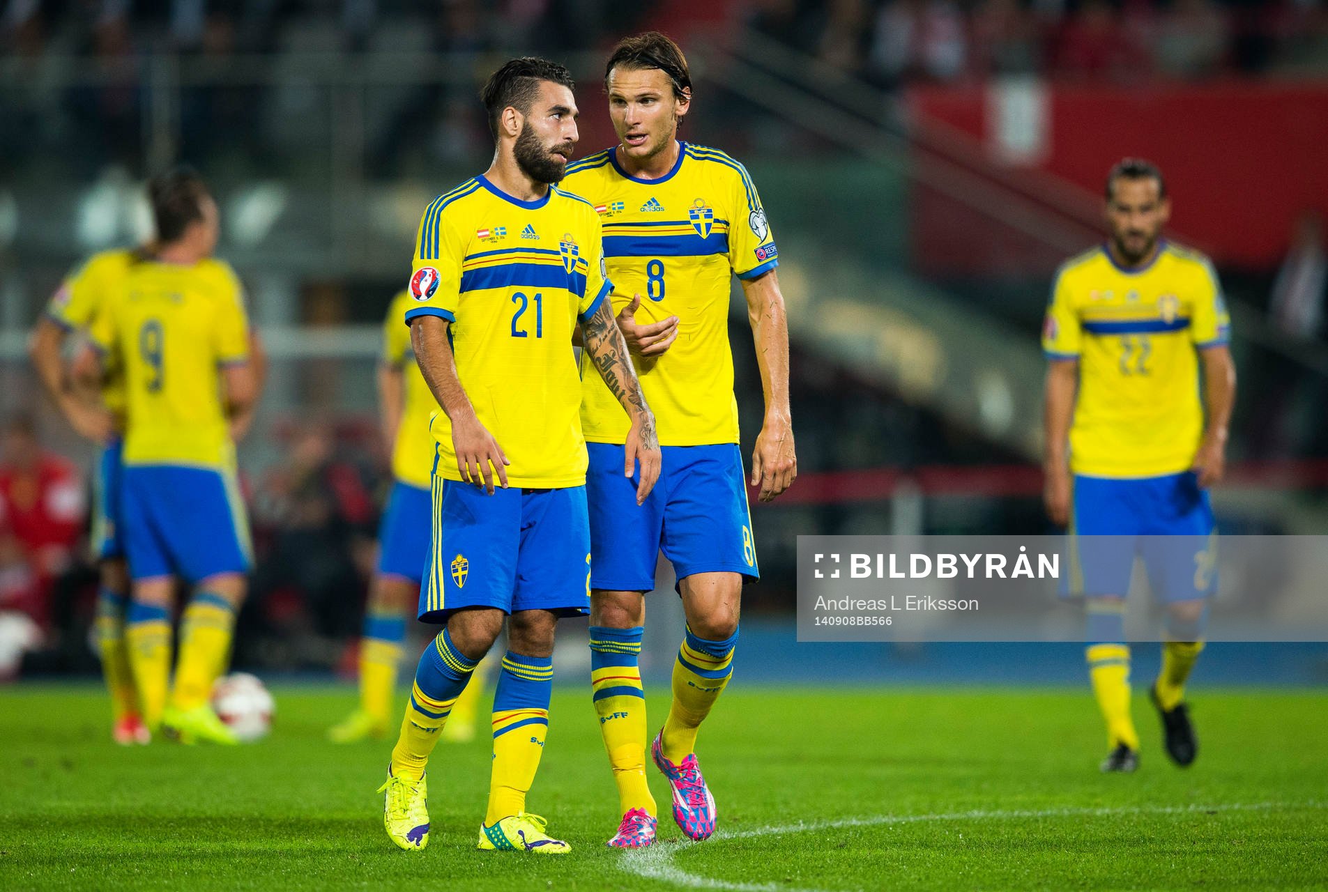 Sveriges Jimmy Durmaz och Albin Ekdal samtalar