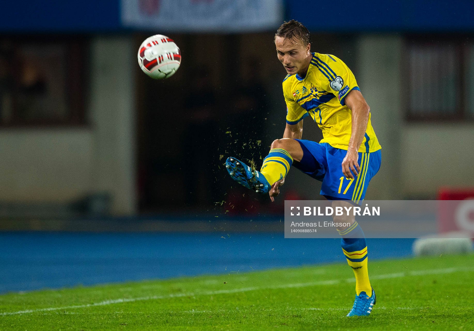 Sveriges Pierre Bengtsson med bollen