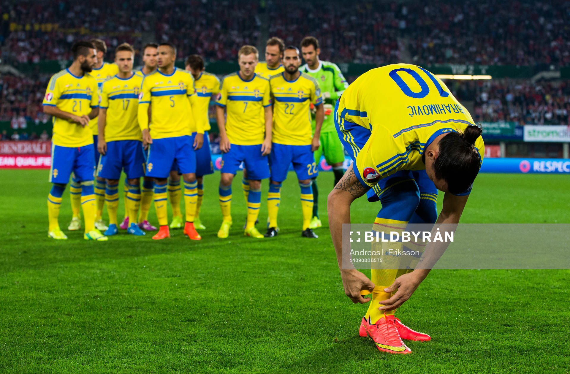 De svenska spelarna väntar på att på Zlatan Ibrahimovic