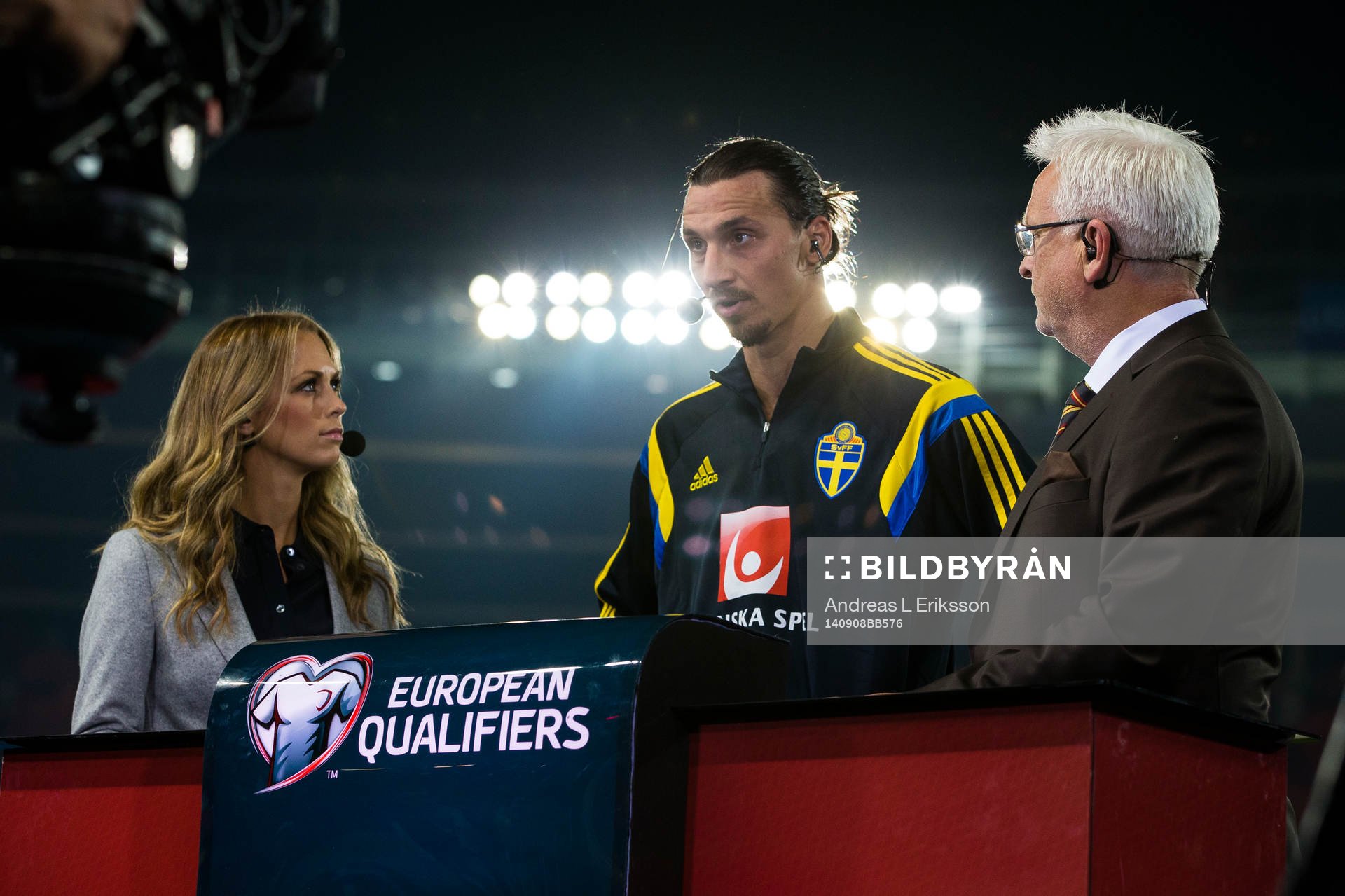 Sveriges Zlatan Ibrahimovic (m) i Kanal 5:s studio med Karin Frick och Hans Backe efter fotbollsmatchen i EM-kvalet mellan Österrike och Sverige den 9 september 2014 i Wien.