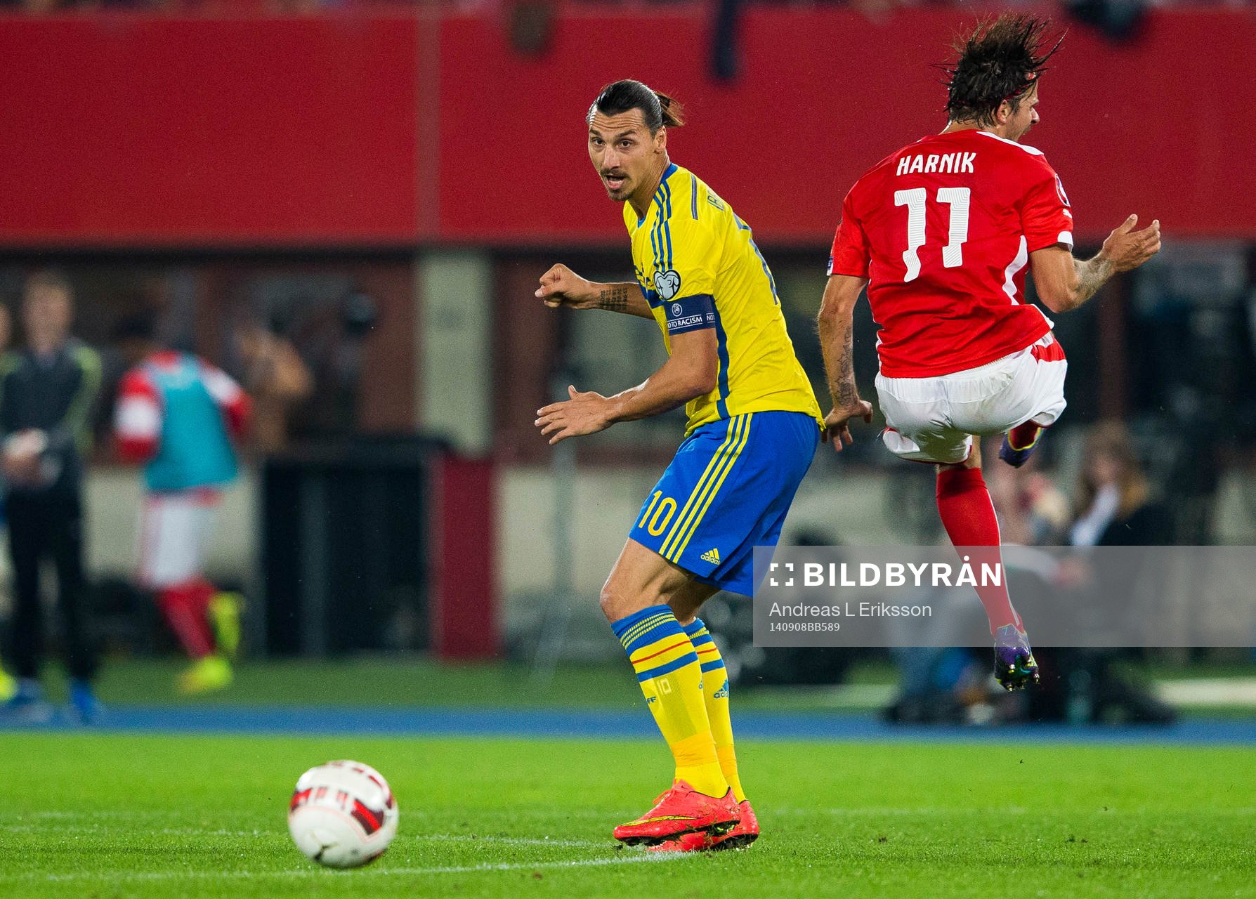 Sveriges Zlatan Ibrahimovic i närkamp med Österrikes Martin Harnik under fotbollsmatchen i EM-kvalet mellan Österrike och Sverige den 9 september 2014 i Wien.