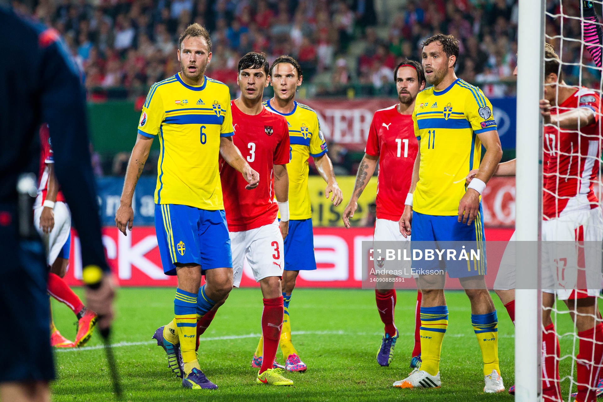 Sveriges Andreas Granqvist, Albin Ekdal och Johan Elmander passas upp av Österrikes Aleksandar Dragovic och Martin Harnik i straffområdet innan en hörna under fotbollsmatchen i EM-kvalet mellan Österrike och Sverige den 9 september 2014 i Wien.