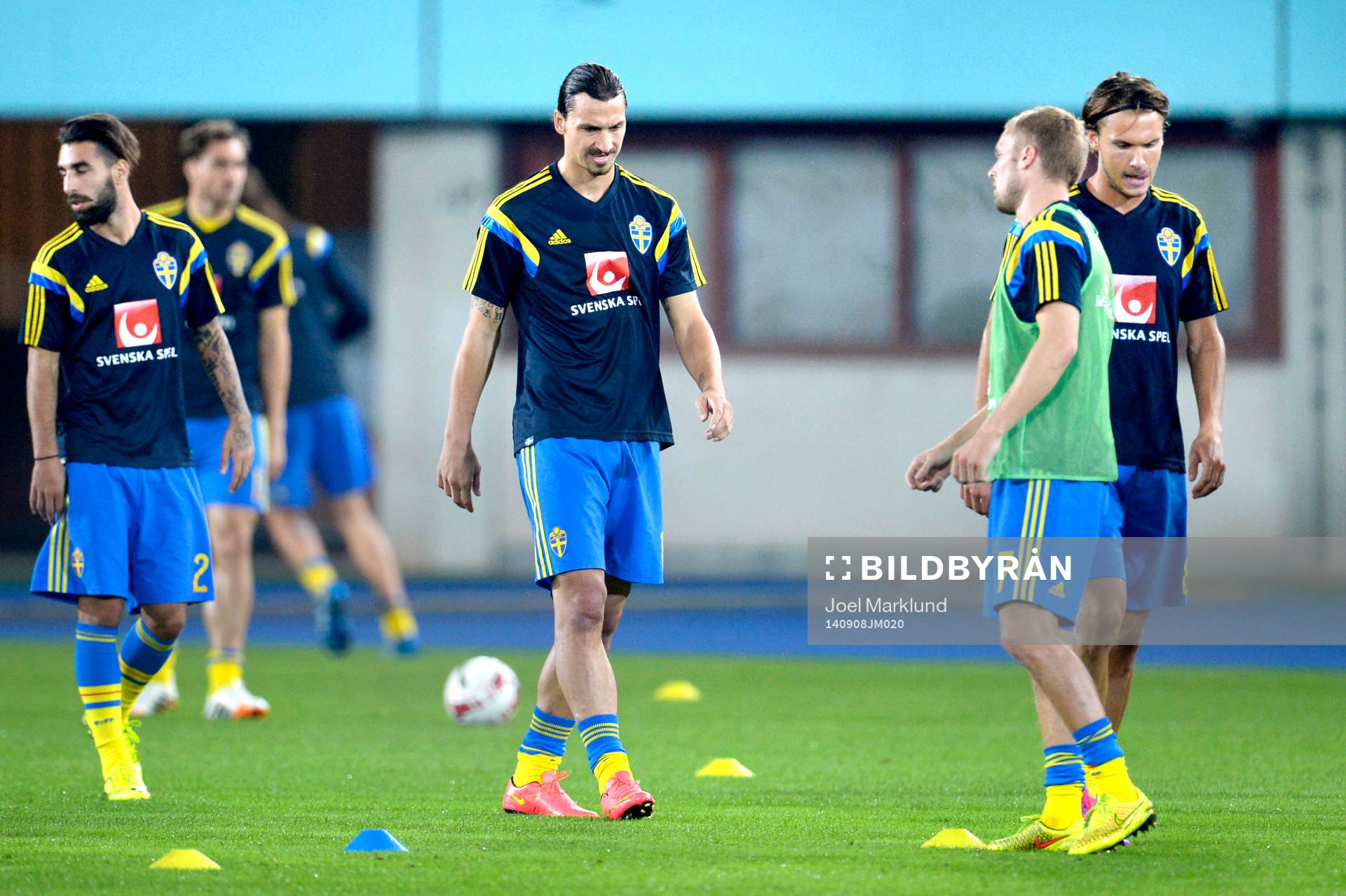Sveriges Mattias Johansson, Zlatan Ibrahimovic och Albin Ekdal under uppvärmningen inför fotbollsmatchen i EM-kvalet mellan Österrike och Sverige den 8 september 2014 i Wien.