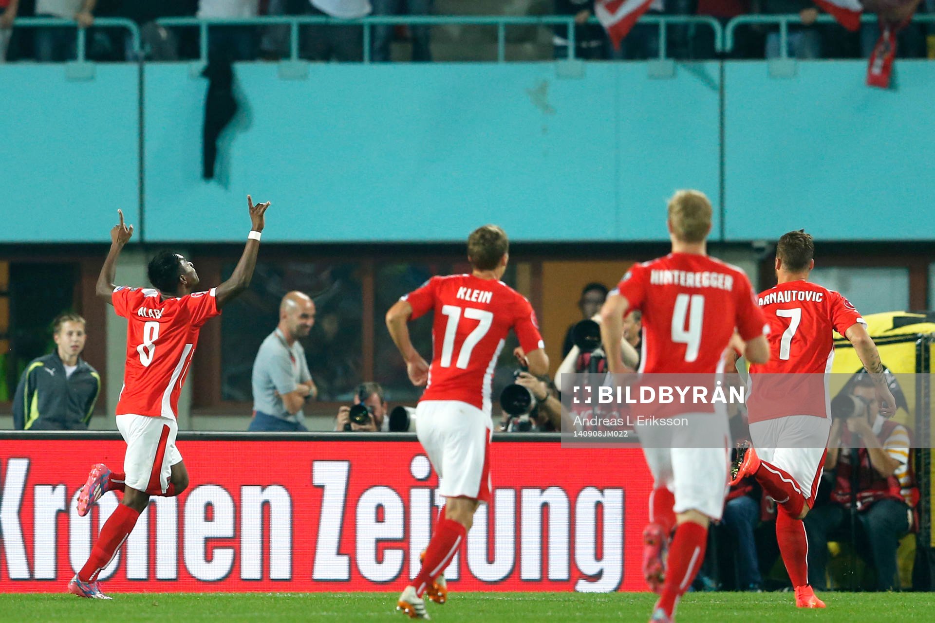 Österrikes David Alaba (tv) jublar