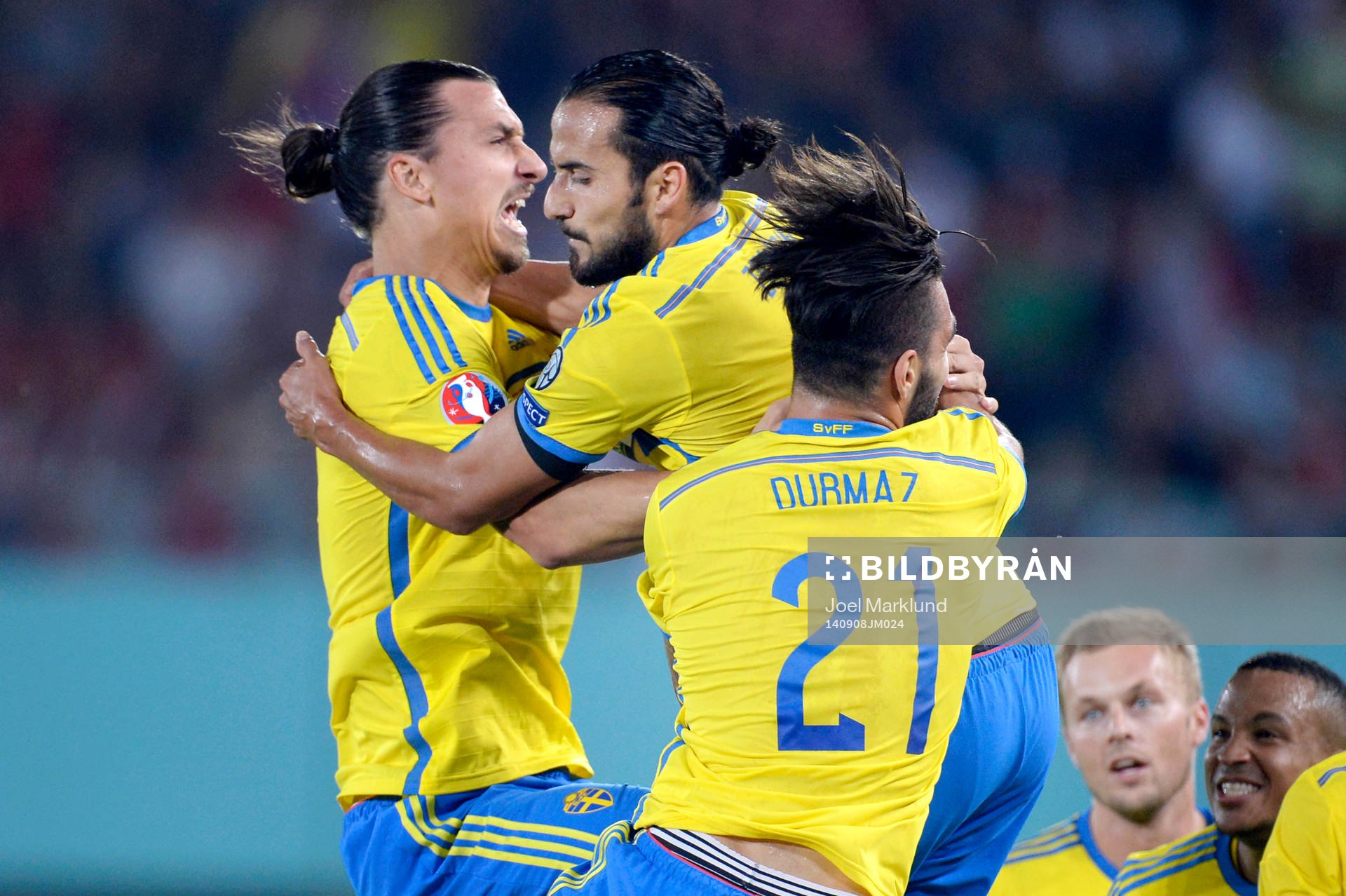 Sveriges Erkan Zengin firar 1-1 med Zlatan Ibrahimovic och