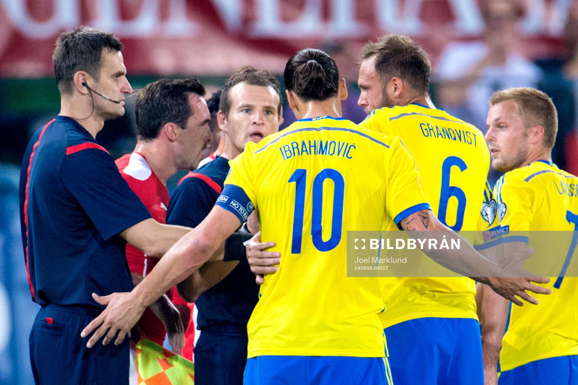 Sveriges Zlatan Ibrahimovic i diskussion med domare Pavel