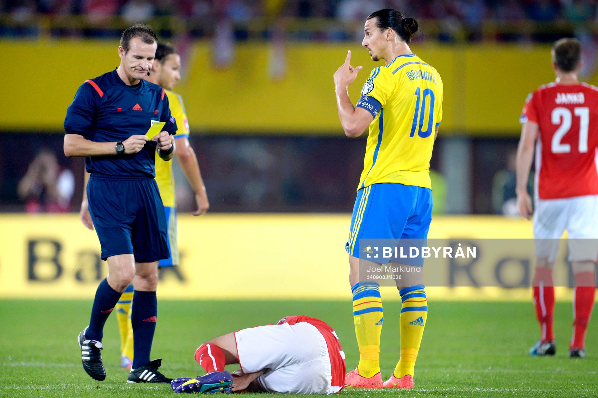 Sveriges Zlatan Ibrahimovic får gult kort av domare Pavel