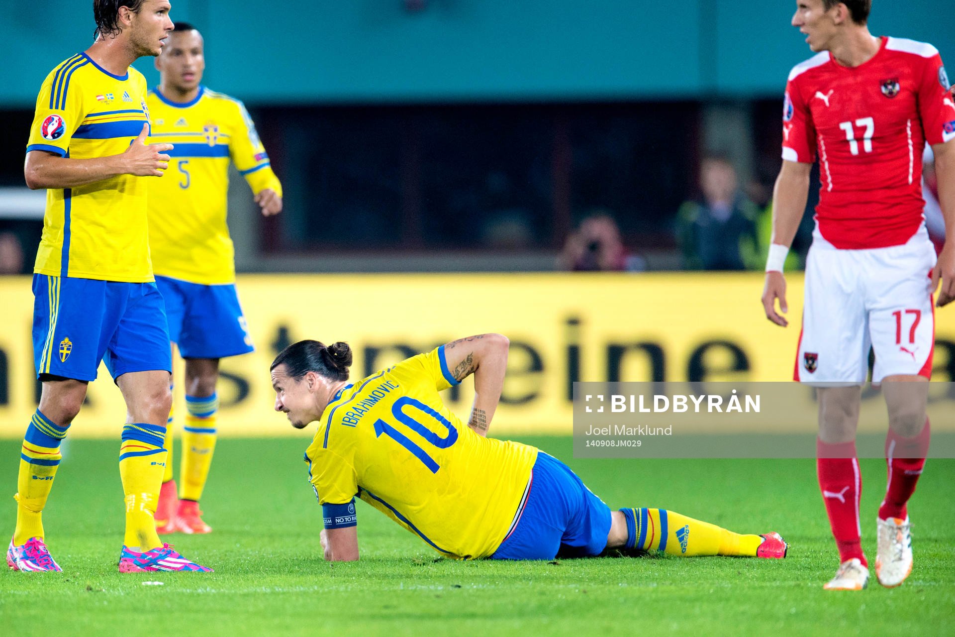 Sveriges Zlatan Ibrahimovic tar sig för midjan