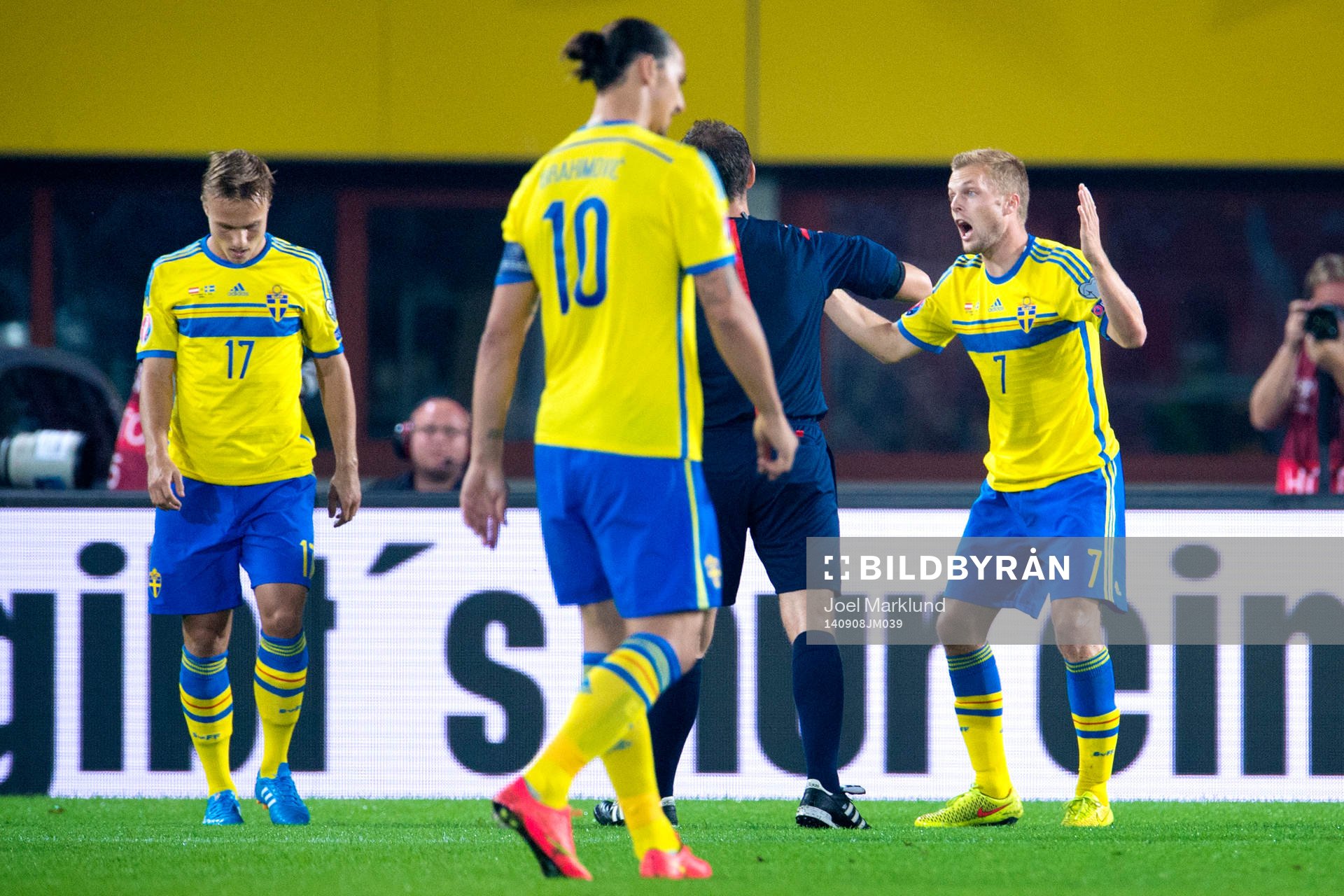 Sveriges Sebastian Larsson (th) gestikulerar mot domare
