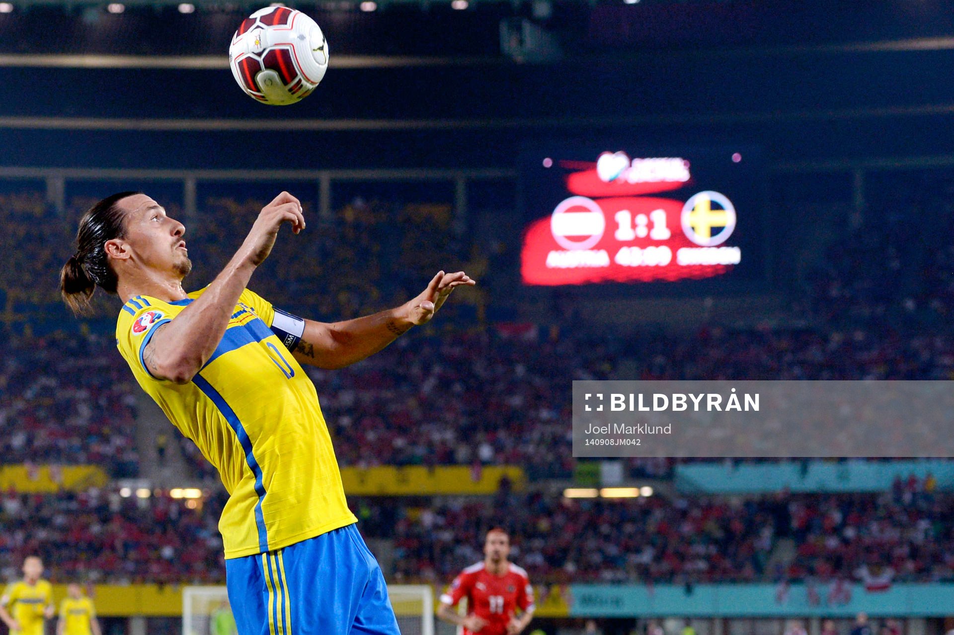 Sveriges Zlatan Ibrahimovic tar emot bollen framför