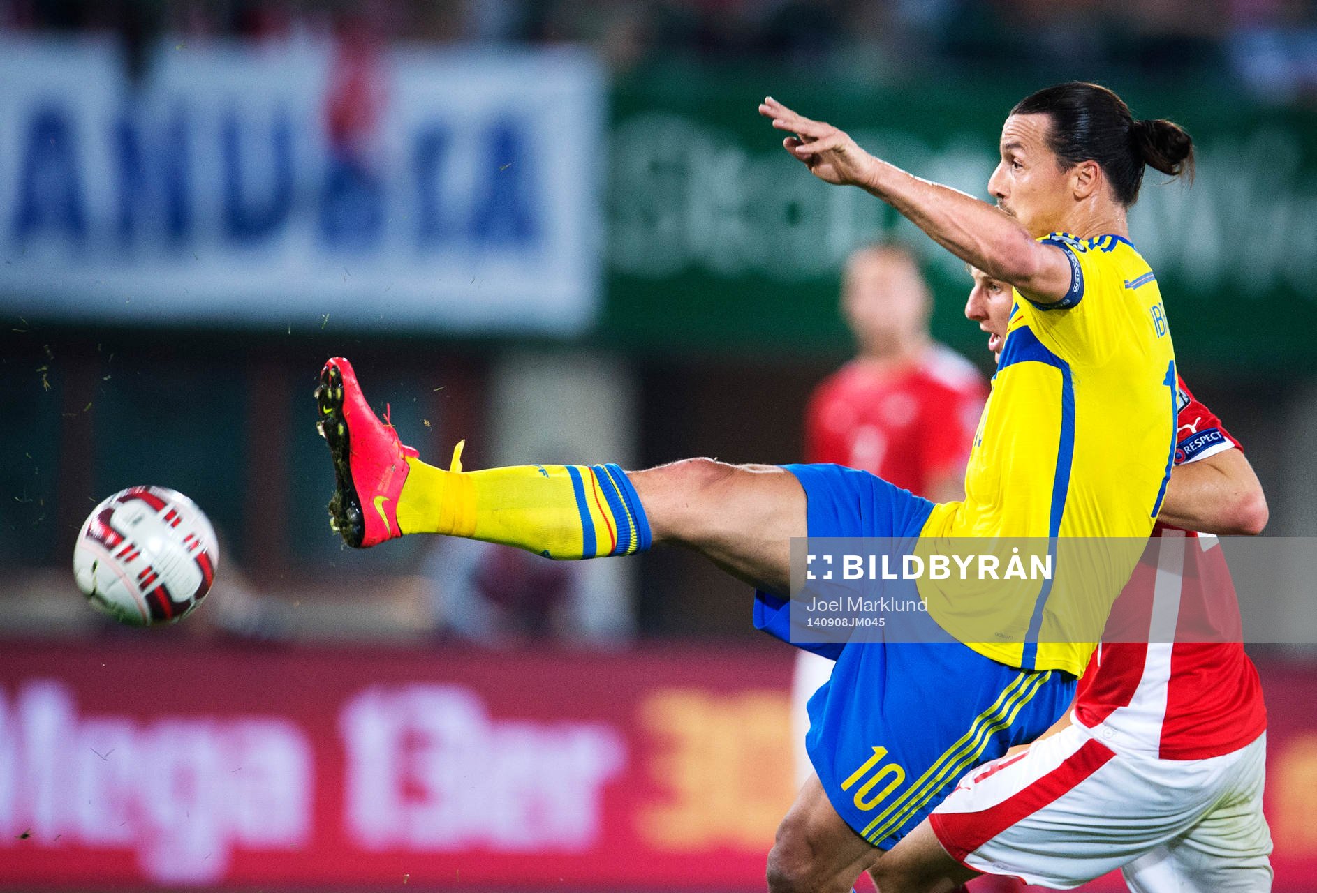 Sveriges Zlatan Ibrahimovic tar ner bollen framför