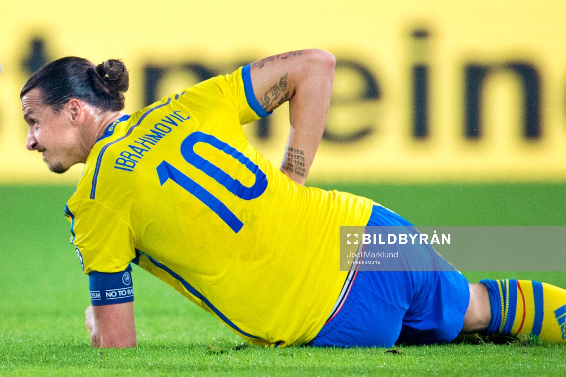 Sveriges Zlatan Ibrahimovic tar sig för midjan