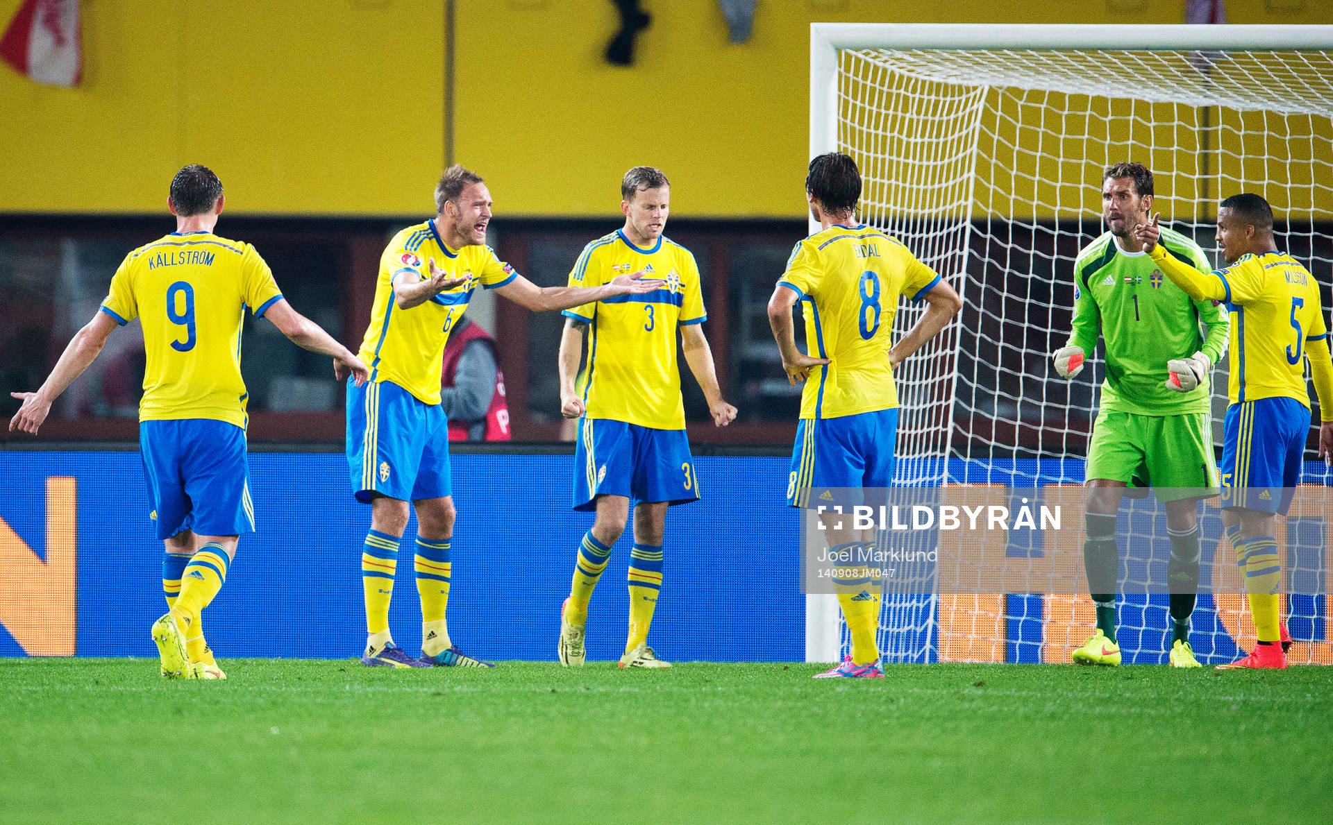 Sveriges Andreas Granqvist manar på sina medspelare