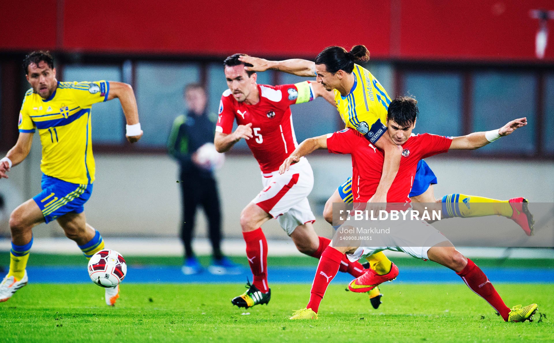 Sveriges Johan Elmander och Zlatan Ibrahimovic utmanar