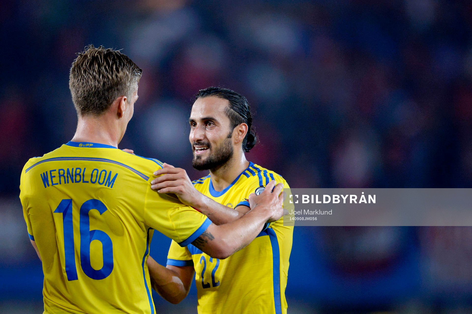 Sveriges Pontus Wernbloom och Erkan Zengin kramar om