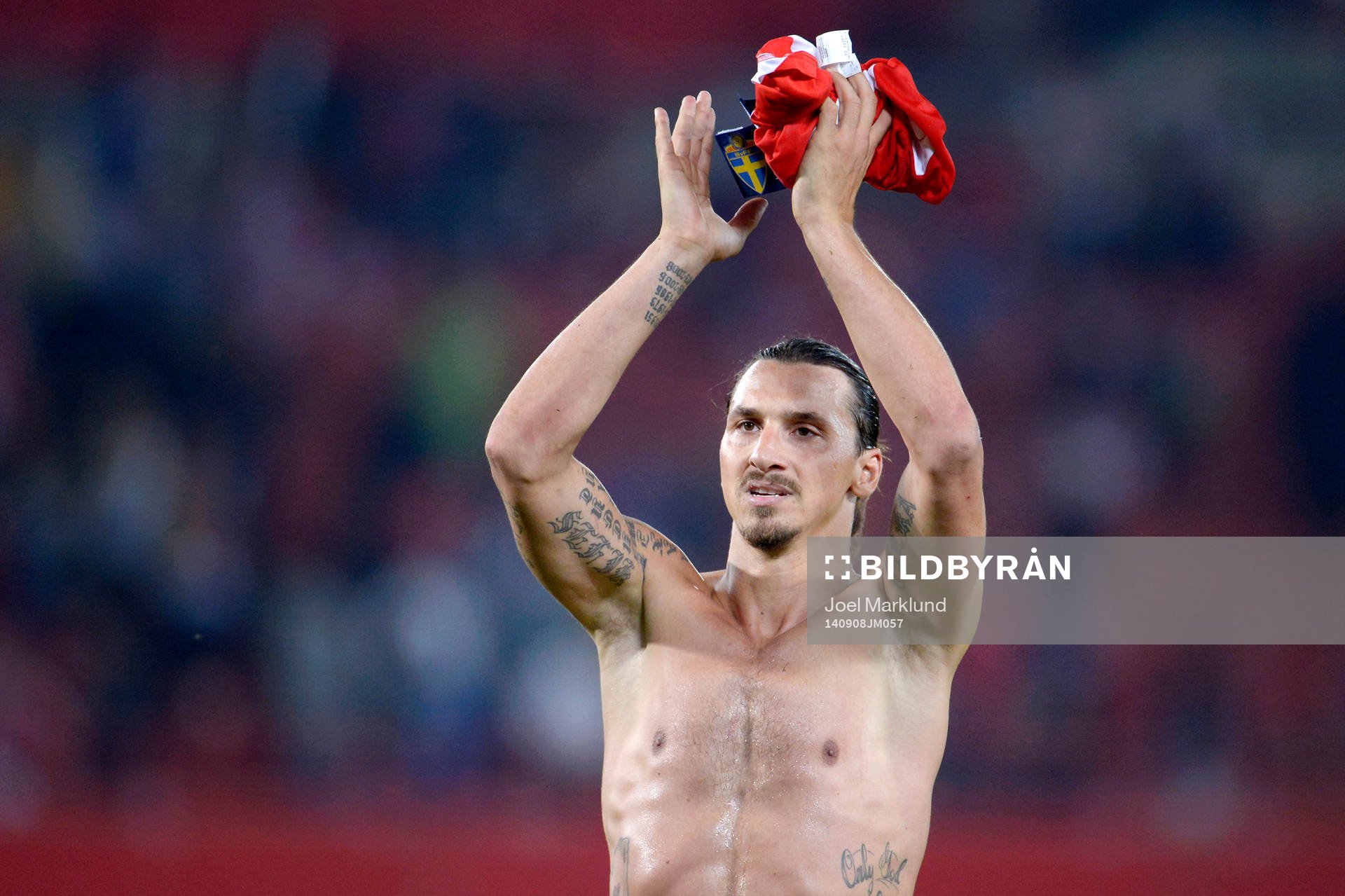 Sveriges Zlatan Ibrahimovic tackar publiken efter fotbollsmatchen i EM-kvalet mellan Österrike och Sverige den 8 september 2014 i Wien.