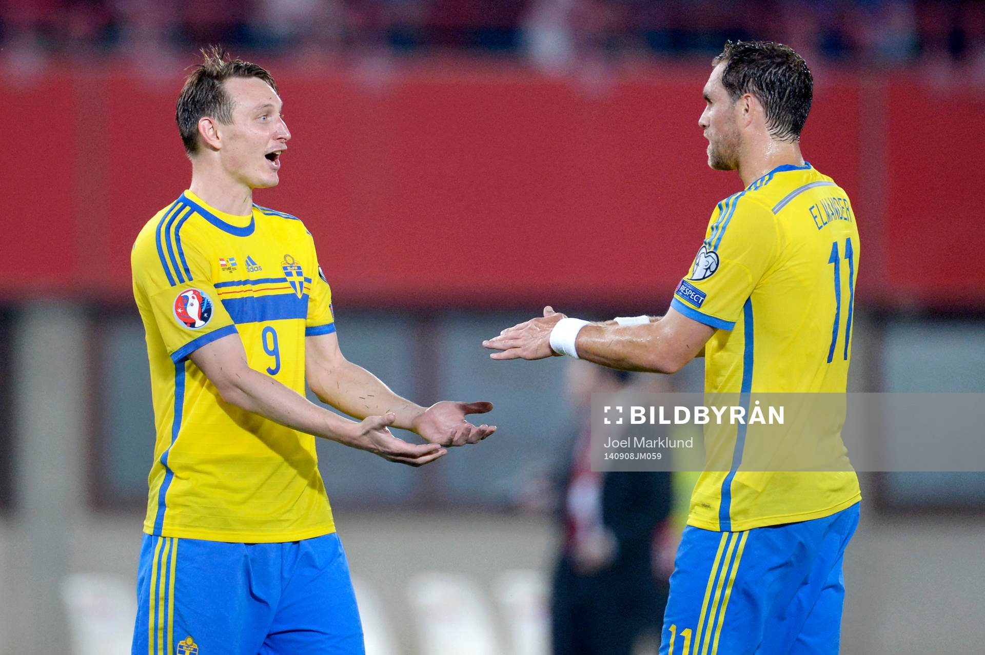 Sveriges Kim Källström och Johan Elmander gratulerar