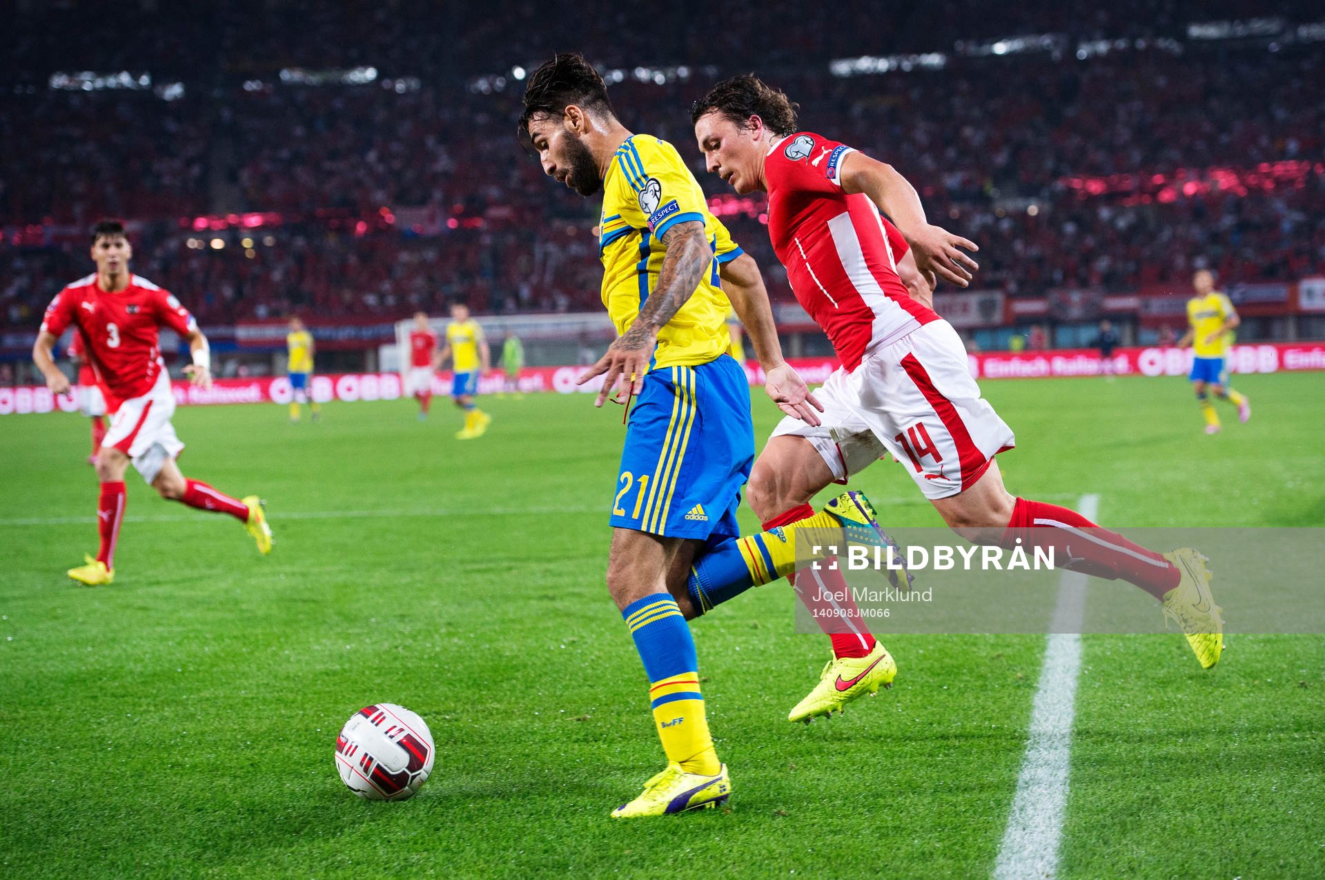 Sveriges Jimmy Durmaz och Österrikes Julian Baumgartlinger