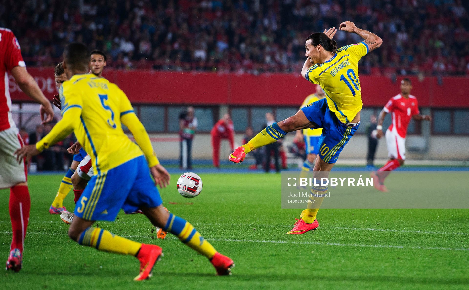 Sveriges Zlatan Ibrahimovic skjuter ett skott