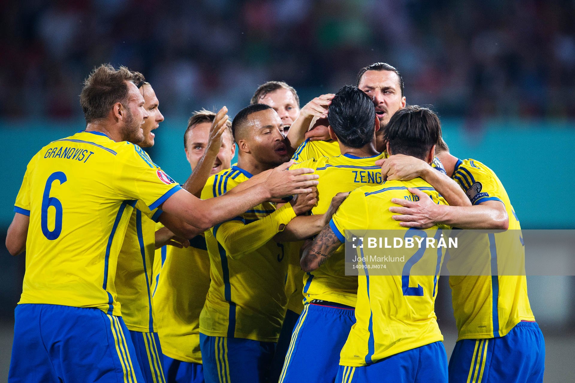 Sveriges Erkan Zengin kramas om av lagkamrater