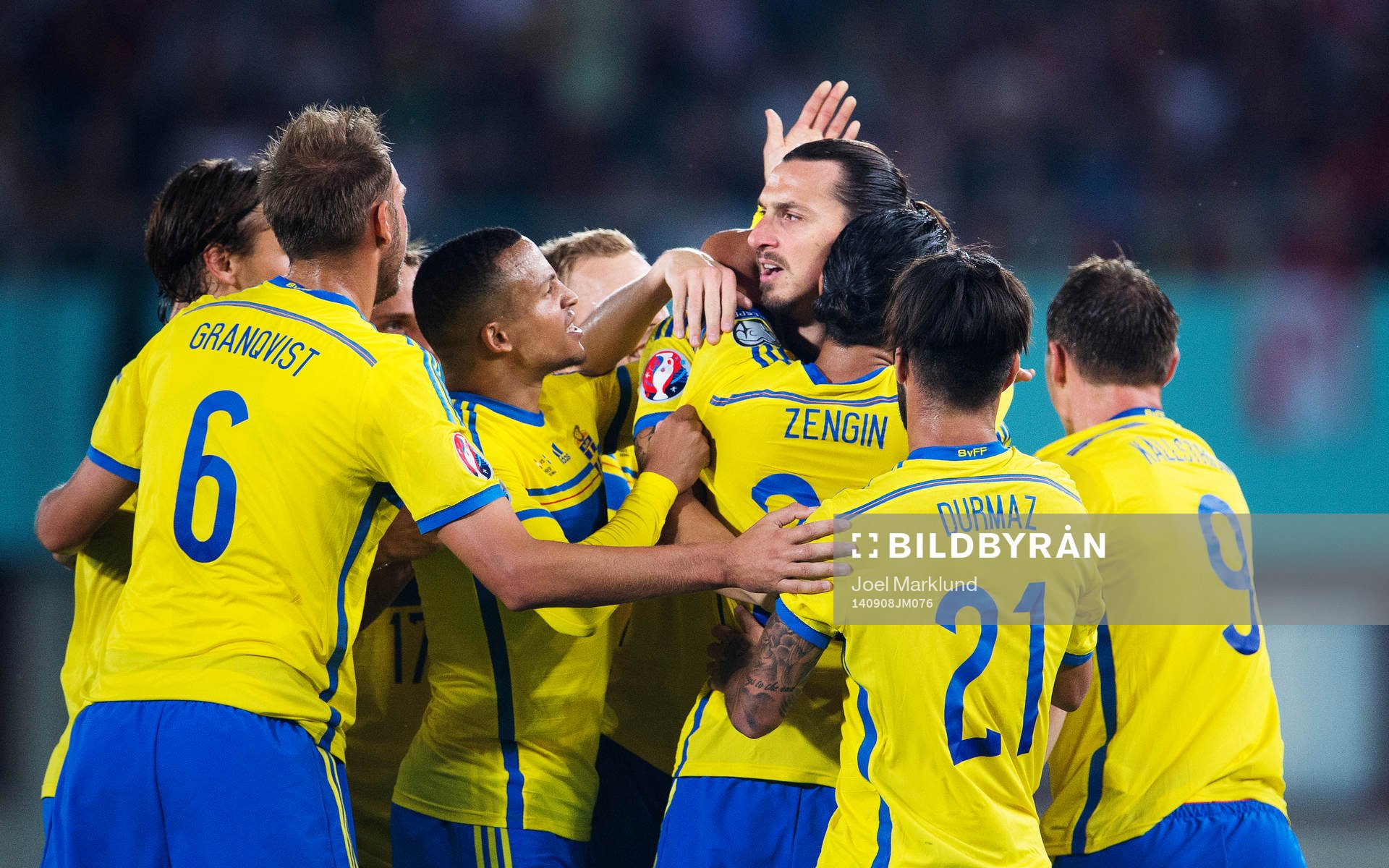 Sveriges Erkan Zengin kramas om av lagkamrater
