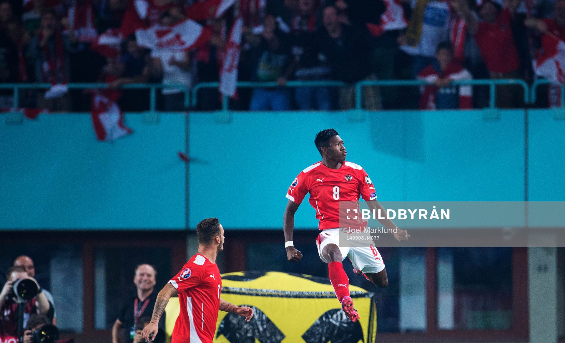 Österrikes David Alaba (t h) jublar