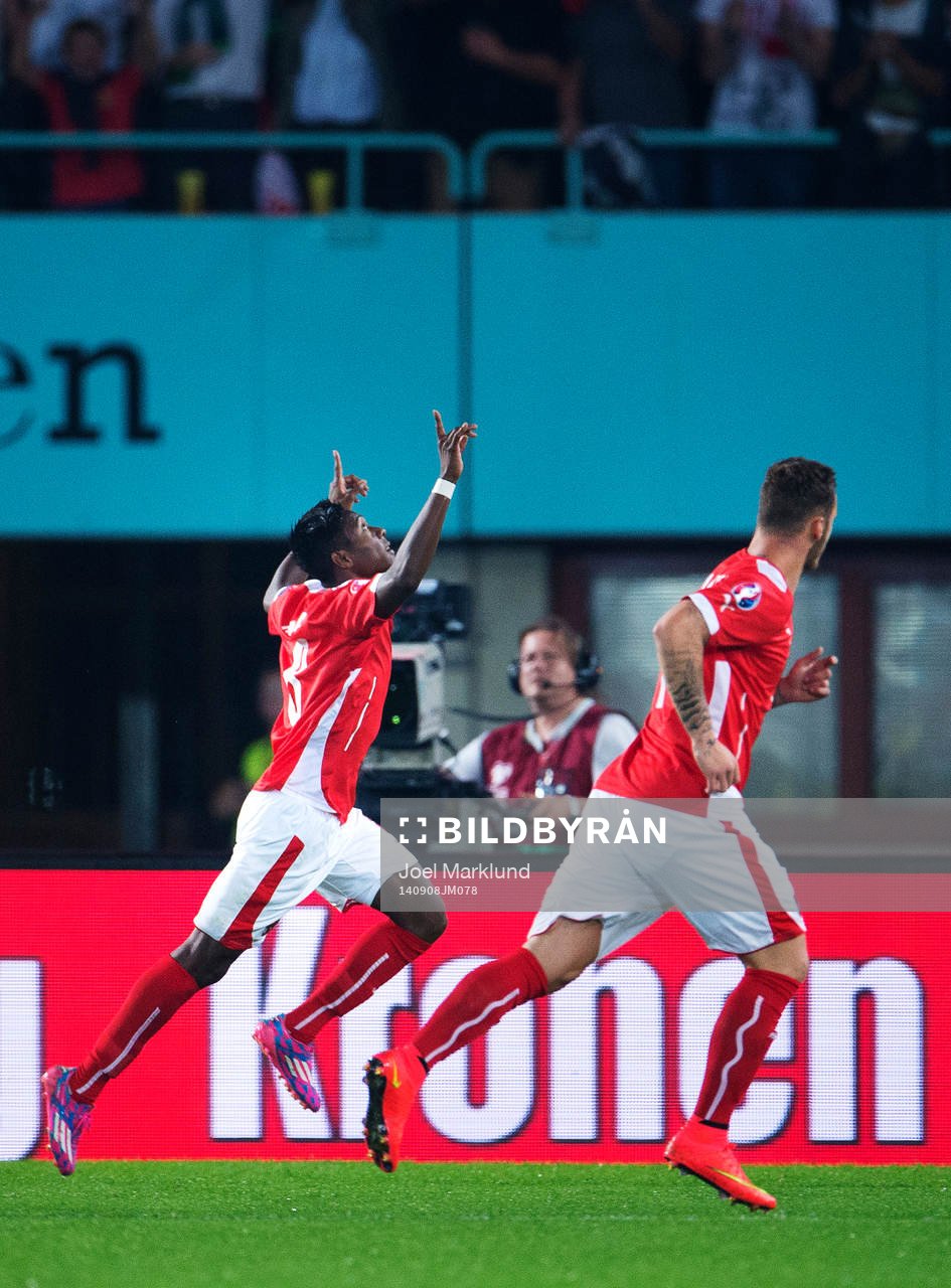 Österrikes David Alaba (t v) jublar