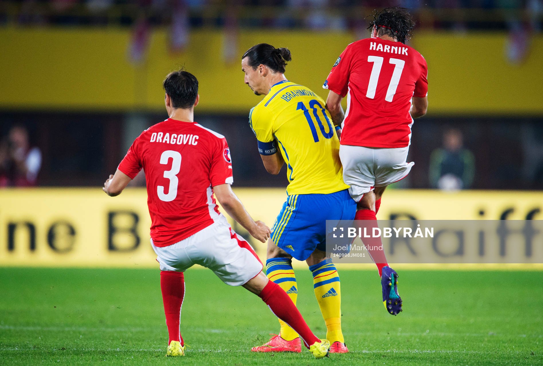 Sveriges Zlatan Ibrahimovic stoppar Österrikes Martin Harnik under fotbollsmatchen i EM-kvalet mellan Österrike och Sverige den 8 september 2014 i Wien. För det fick han ett gult kort.