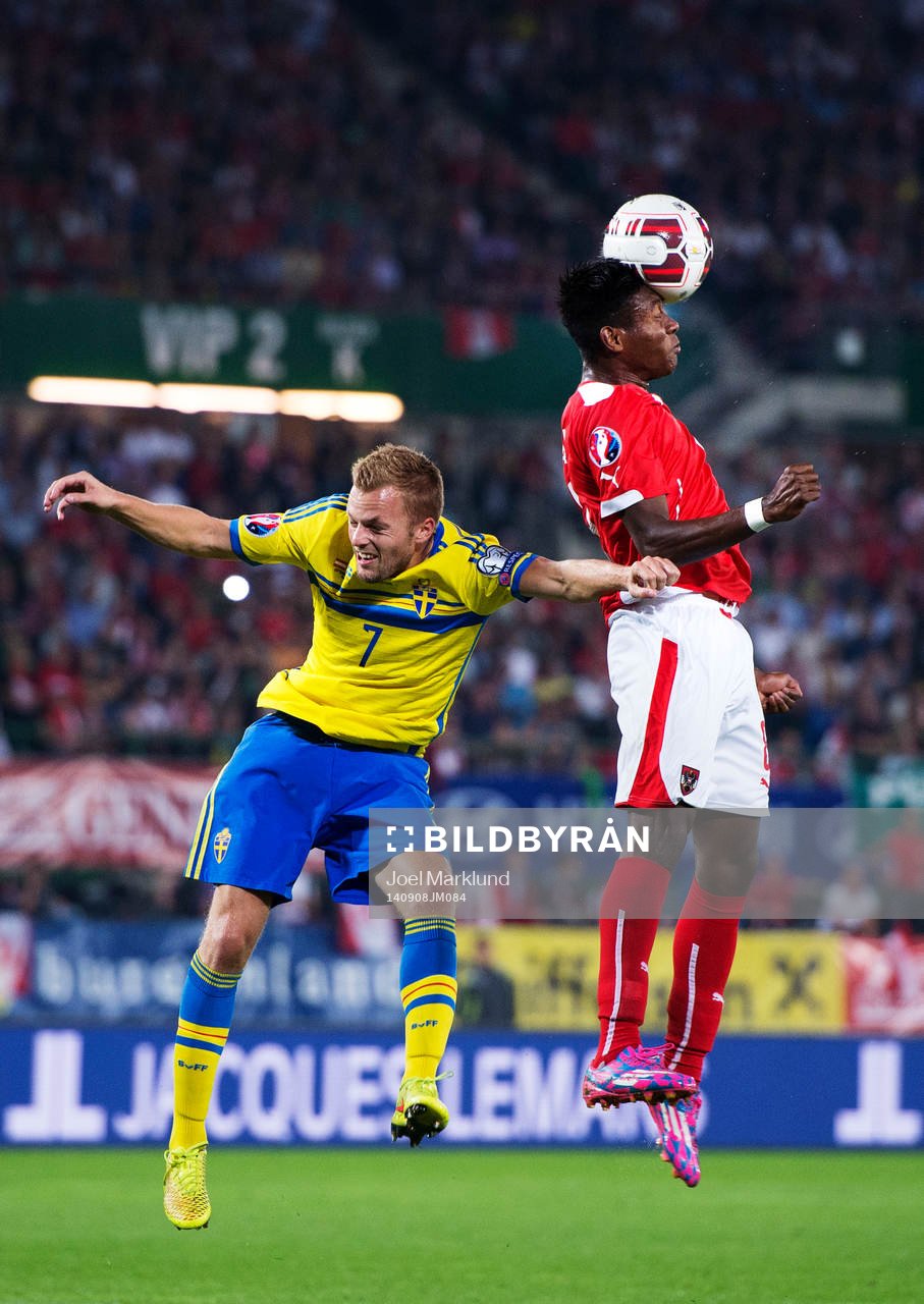 Sveriges Sebastian Larsson i en luftduell med Österrikes