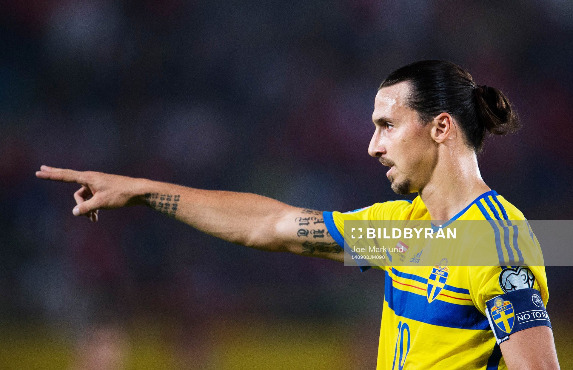 Sveriges Zlatan Ibrahimovic pekar med ena armen