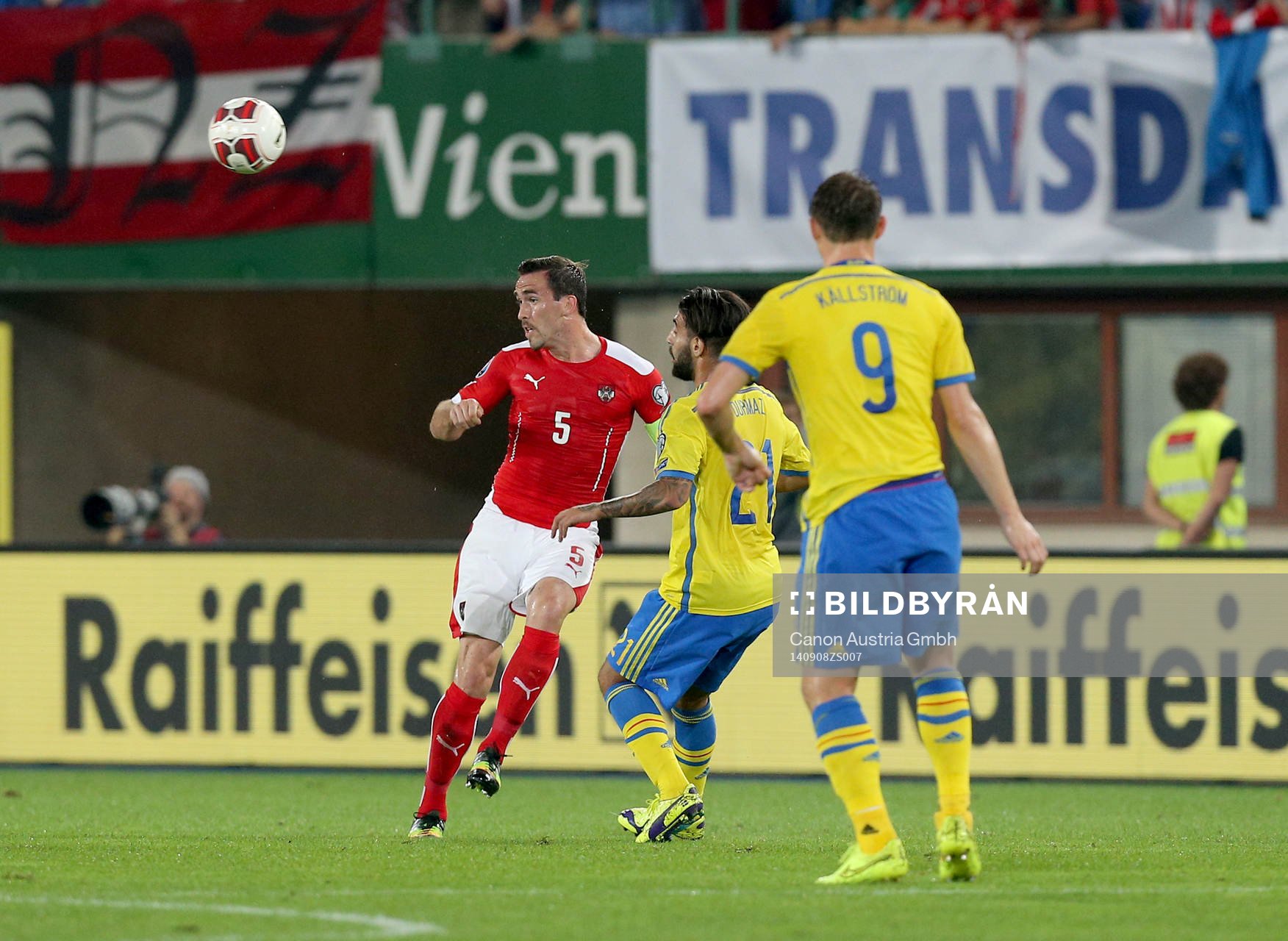 Fotboll, EM-kval, Österrike - Sverige: VIENNA,AUSTRIA,08.SEP.14 - SOCCER - UEFA European Championship 2016, qualification, OEFB international match, Austria vs Sweden. Image shows Christian Fuchs (AUT), Jimmy Durmaz and Kim Källström (SWE).